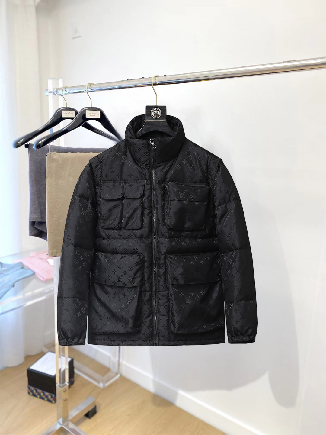 NO:712566,Support replacement after the year!  LV 2025 new winter down 90 white duck down jacket, one jacket, two ways to wear it. The new product on the show is in perfect condition, comfortable and warm, the color is full and attractive, the very outstanding design can easily enhance the fashion sense, the workmanship is extremely sophisticated and rigorous, and the wiring is neat and meticulous!  A masterpiece from a famous designer!  The upper body does not look bloated and is super handsome!  Counter size M～XXXL,,louis vuitton,jackets & coats,down jacket,19860909支持年后退换！ LV 2025冬季新款羽绒90白鸭绒外套,一衣两种穿法.秀场新品品相非常完美,舒适保暖,色泽饱满诱人,非常出彩的设计,轻松将时髦感进阶,做工极为考究严谨,走线工整细致！大牌设计师巨作！上身不显臃肿、超级帅气！柜台码数M～XXXL,,louis vuitton,jackets & coats,down jacket,,Men's clothing