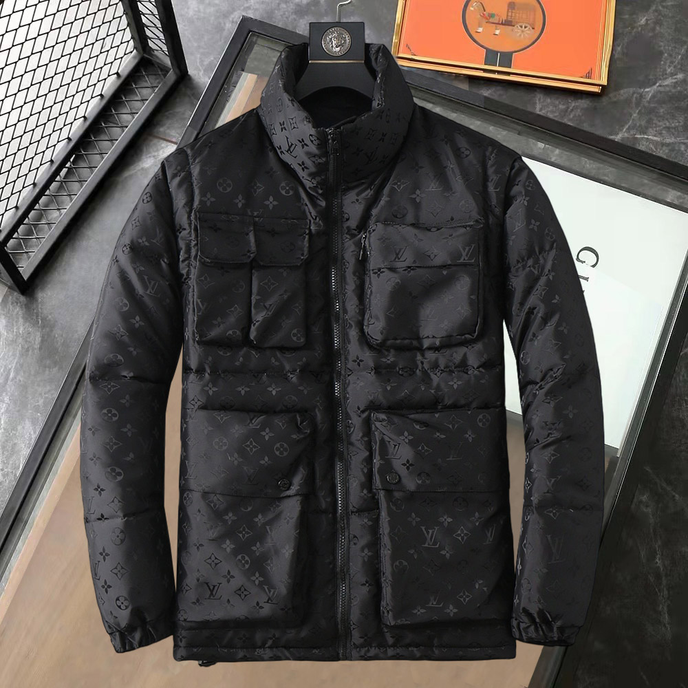 NO:595260,LV 2025 spring and winter new down jacket. It can be worn in two ways. This is known as the most expensive down jacket in the world, all 90 down. With a classic logo combination, it is full of visual impact at first sight. It has better thermal insulation performance, is light and not heavy, and has good loft recovery after compression, and it can gather heat and lock in temperature!  Personalized color matching design, fresh and energetic!  There are too many versions circulating in the market. In addition to the different fabrics and workmanship, the biggest difference is that the filling is not goose down at all but feather silk or velvet, etc., and it is not easy to distinguish for those who don’t understand. In addition, the fabrics and workmanship are definitely not of the same level. In short, look for us and you will never go astray. All the exclusive full colors are purchased from genuine development. If you understand the quality of our down jackets, you can safely recommend it with your eyes closed. The three standards are complete!  Uniform series for men and women!  Size M-3XL. Maximum wear is 195 pounds.,,louis vuitton,down jacket,alexander wang19860909LV 2025春冬新款羽绒服.一衣两种穿法,这款号称羽绒服届最贵的,全部90绒的.带着经典的Logo组合搭配,第一眼看到就是满满的视觉冲击,保暖性能更出色,轻便不厚重,且压缩后的蓬松度恢复性好,聚热锁温！个性的拼色设计,清新有活力！市面流通的版本实在太多了,除了面料做工不同外,最大的区别就是填充物根本不是鹅绒而是羽丝或手感绒等等,而不懂的根本不容易区分.另外面料和做工也绝对不是一个级别,总之认准我们,让你绝对不跑偏,独家全色全部购入正版开发,懂我们家羽绒服质量的,完全可以放心闭眼推.三标齐全！男女同款系列！码数M-3XL.最大穿到195斤.,,louis vuitton,down jacket,alexander wang,Men's clothing