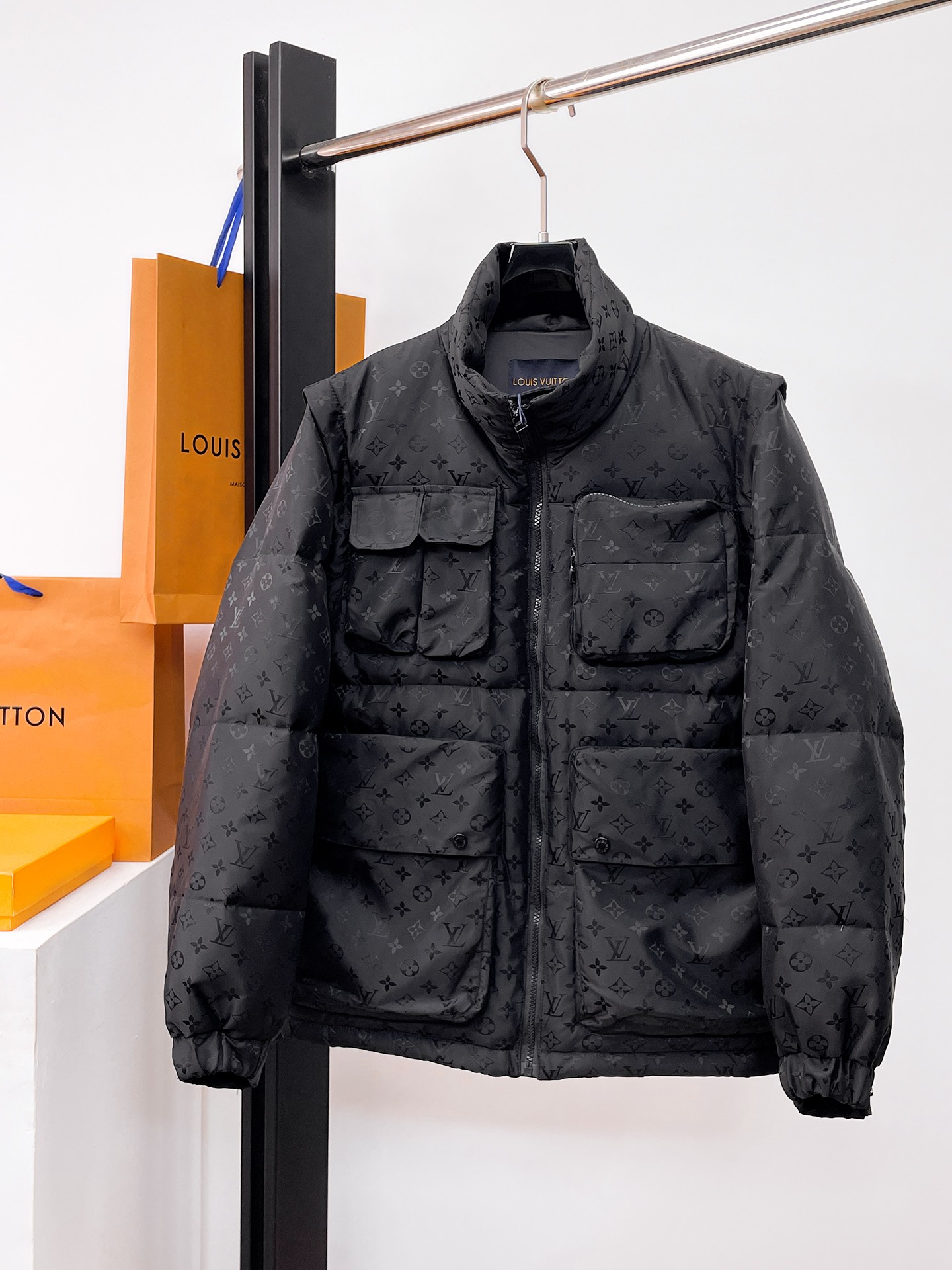 NO:662216,LV 2025 autumn and winter new down jacket. It can be worn in two ways. This is known as the most expensive down jacket in the world, all 90 down. With a classic logo combination, it is full of visual impact at first sight. It has better thermal insulation performance, is light and not heavy, and has good loft recovery after compression, and it can gather heat and lock in temperature!  Personalized color matching design, fresh and energetic!  There are too many versions circulating in the market. In addition to the different fabrics and workmanship, the biggest difference is that the filling is not goose down at all but feather silk or velvet, etc., and it is not easy to distinguish for those who don’t understand. In addition, the fabrics and workmanship are definitely not of the same level. In short, look for us and you will never go astray. All the exclusive full colors are purchased from genuine development. If you understand the quality of our down jackets, you can safely recommend it with your eyes closed. The three standards are complete!  Uniform series for men and women!  Size M-3XL. Maximum wear is 195 pounds.,,louis vuitton,down jacket, 19860909LV 2025秋冬新款羽绒服.一衣两种穿法,这款号称羽绒服届最贵的,全部90绒的.带着经典的Logo组合搭配,第一眼看到就是满满的视觉冲击,保暖性能更出色,轻便不厚重,且压缩后的蓬松度恢复性好,聚热锁温！个性的拼色设计,清新有活力！市面流通的版本实在太多了,除了面料做工不同外,最大的区别就是填充物根本不是鹅绒而是羽丝或手感绒等等,而不懂的根本不容易区分.另外面料和做工也绝对不是一个级别,总之认准我们,让你绝对不跑偏,独家全色全部购入正版开发,懂我们家羽绒服质量的,完全可以放心闭眼推.三标齐全！男女同款系列！码数M-3XL.最大穿到195斤.,,louis vuitton,down jacket, ,Men's clothing