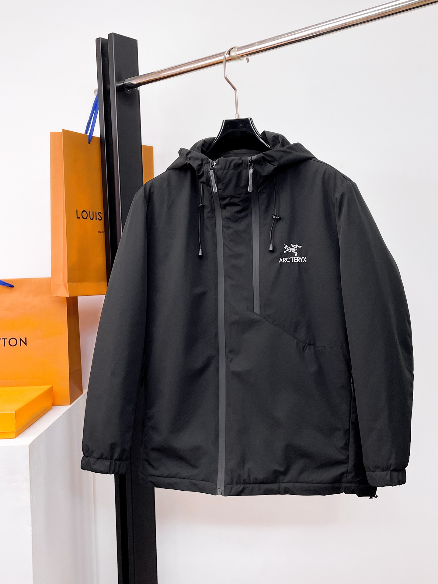 NO:662336,Arc'teryx's 2025ss winter new down jacket with all three standards, the new product on the show is in perfect condition, comfortable and warm, the color is full and attractive, the design is very outstanding, it can easily enhance the fashion sense, the workmanship is extremely sophisticated and rigorous, and the wiring is neat and meticulous!  A masterpiece from a famous designer!  The upper body does not look bloated and is super handsome!  Available size M ~ XXXL,arc'teryx,jackets & coats,down jacket, 19860909始祖鸟 三标齐全 2025ss冬季新款羽绒棉服外套,秀场新品品相非常完美,舒适保暖,色泽饱满诱人,非常出彩的设计,轻松将时髦感进阶,做工极为考究严谨,走线工整细致！大牌设计师巨作！上身不显臃肿、超级帅气！现货码数M ～ XXXL,arc'teryx,jackets & coats,down jacket, ,Men's clothing