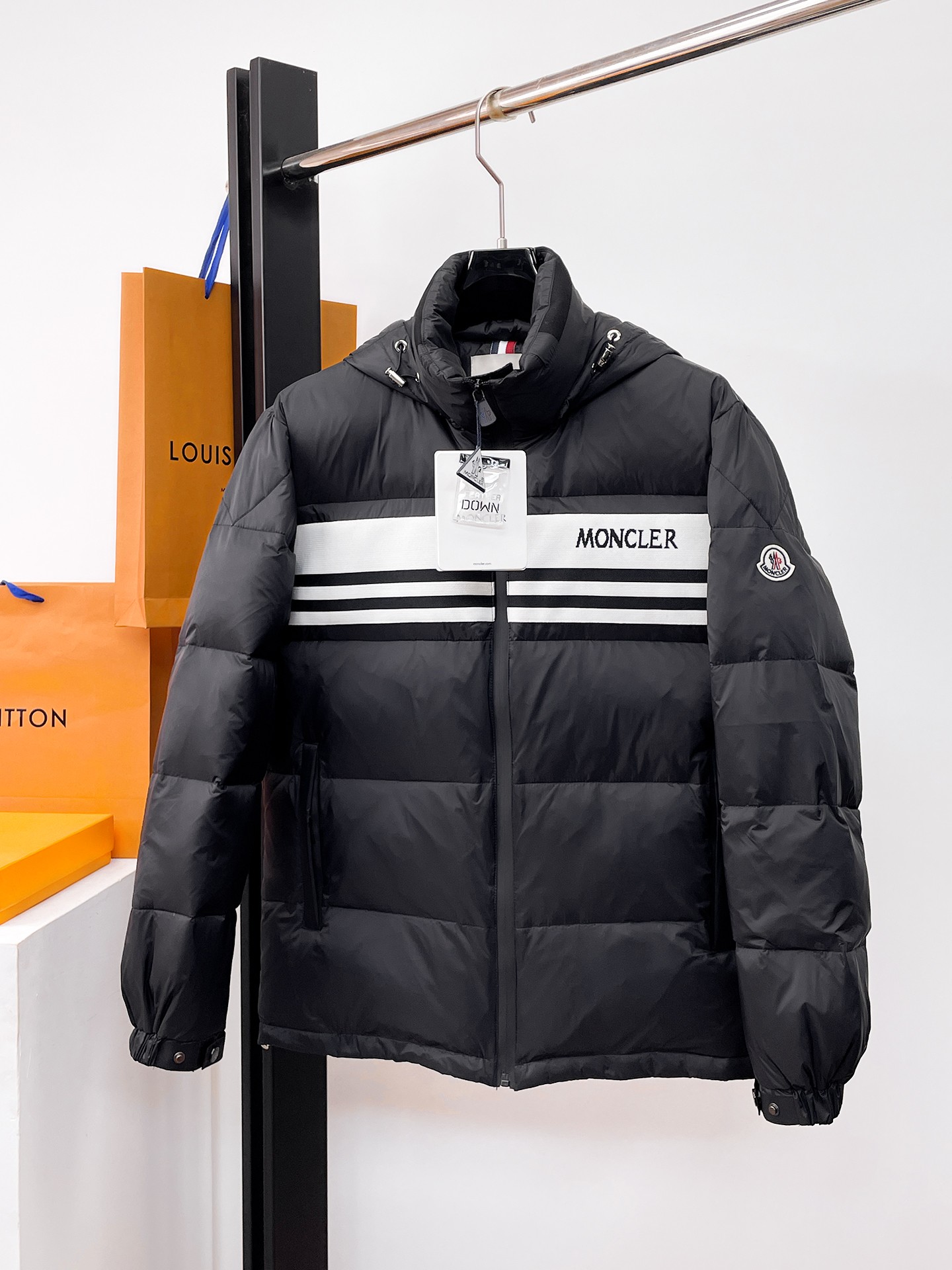 NO:662209,Mengkou's new 2025 autumn and winter down jacket. This is known as the most expensive down jacket in the world, all 90 down. With a classic logo combination, it is full of visual impact at first sight. It has better thermal insulation performance, is light and not heavy, and has good loft recovery after compression, and it can gather heat and lock in temperature!  Personalized color matching design, fresh and energetic!  There are too many versions circulating in the market. In addition to the different fabrics and workmanship, the biggest difference is that the filling is not goose down at all but feather silk or velvet, etc., and it is not easy to distinguish for those who don’t understand. In addition, the fabrics and workmanship are definitely not of the same level. In short, look for us and you will never go astray. All the exclusive full colors are purchased from genuine development. If you understand the quality of our down jackets, you can safely recommend it with your eyes closed. The three standards are complete!  Uniform series for men and women!  Size M-3XL. Maximum wear is 195 pounds.,,Moncler,down jacket, 19860909蒙口 2025秋冬新款羽绒服.这款号称羽绒服届最贵的,全部90绒的.带着经典的Logo组合搭配,第一眼看到就是满满的视觉冲击,保暖性能更出色,轻便不厚重,且压缩后的蓬松度恢复性好,聚热锁温！个性的拼色设计,清新有活力！市面流通的版本实在太多了,除了面料做工不同外,最大的区别就是填充物根本不是鹅绒而是羽丝或手感绒等等,而不懂的根本不容易区分.另外面料和做工也绝对不是一个级别,总之认准我们,让你绝对不跑偏,独家全色全部购入正版开发,懂我们家羽绒服质量的,完全可以放心闭眼推.三标齐全！男女同款系列！码数M-3XL.最大穿到195斤.,,Moncler,down jacket, ,Men's clothing