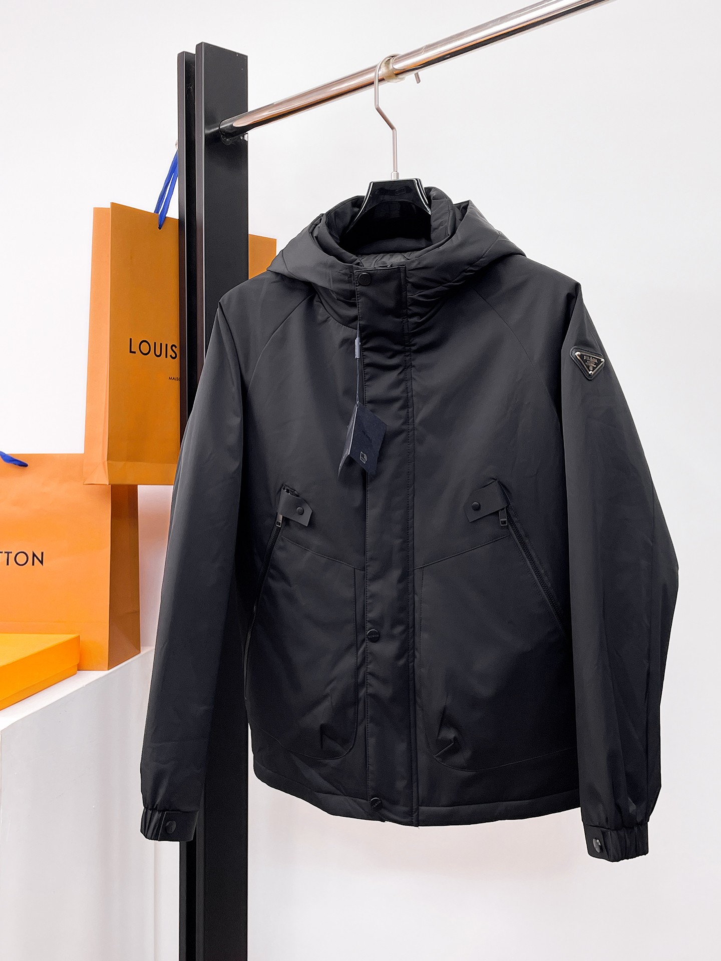 NO:662337,Prada's new 2025ss winter down jacket with all three standards is in perfect condition. It's comfortable and warm, and the color is full and attractive. The design is very outstanding, and it can easily enhance the sense of fashion. The workmanship is extremely sophisticated and rigorous, and the wiring is neat and meticulous!  A masterpiece from a famous designer!  The upper body does not look bloated and is super handsome!  Available sizes M ~ XXXL,,prada,jackets & coats,down jacket, 19860909普拉达 三标齐全 2025ss冬季新款羽绒棉服外套,秀场新品品相非常完美,舒适保暖,色泽饱满诱人,非常出彩的设计,轻松将时髦感进阶,做工极为考究严谨,走线工整细致！大牌设计师巨作！上身不显臃肿、超级帅气！现货码数M ～ XXXL,,prada,jackets & coats,down jacket, ,Men's clothing