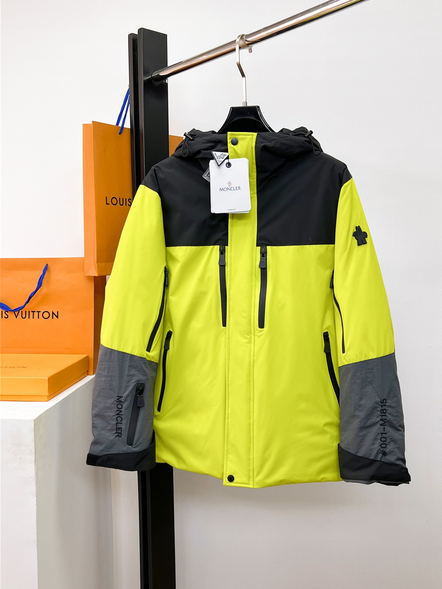 NO:662220,Mengkou's new 2025 autumn and winter down jacket. This is known as the most expensive down jacket in the world, all 90 down. With a classic logo combination, it is full of visual impact at first sight. It has better thermal insulation performance, is light and not heavy, and has good loft recovery after compression, and it can gather heat and lock in temperature!  Personalized color matching design, fresh and energetic!  There are too many versions circulating in the market. In addition to the different fabrics and workmanship, the biggest difference is that the filling is not goose down at all but feather silk or velvet, etc., and it is not easy to distinguish for those who don’t understand. In addition, the fabrics and workmanship are definitely not of the same level. In short, look for us and you will never go astray. All the exclusive full colors are purchased from genuine development. If you understand the quality of our down jackets, you can safely recommend it with your eyes closed. The three standards are complete!  Uniform series for men and women!  Size M-3XL. Maximum wear is 195 pounds.,,Moncler,down jacket, 19860909蒙口 2025秋冬新款羽绒服.这款号称羽绒服届最贵的,全部90绒的.带着经典的Logo组合搭配,第一眼看到就是满满的视觉冲击,保暖性能更出色,轻便不厚重,且压缩后的蓬松度恢复性好,聚热锁温！个性的拼色设计,清新有活力！市面流通的版本实在太多了,除了面料做工不同外,最大的区别就是填充物根本不是鹅绒而是羽丝或手感绒等等,而不懂的根本不容易区分.另外面料和做工也绝对不是一个级别,总之认准我们,让你绝对不跑偏,独家全色全部购入正版开发,懂我们家羽绒服质量的,完全可以放心闭眼推.三标齐全！男女同款系列！码数M-3XL.最大穿到195斤.,,Moncler,down jacket, ,Men's clothing