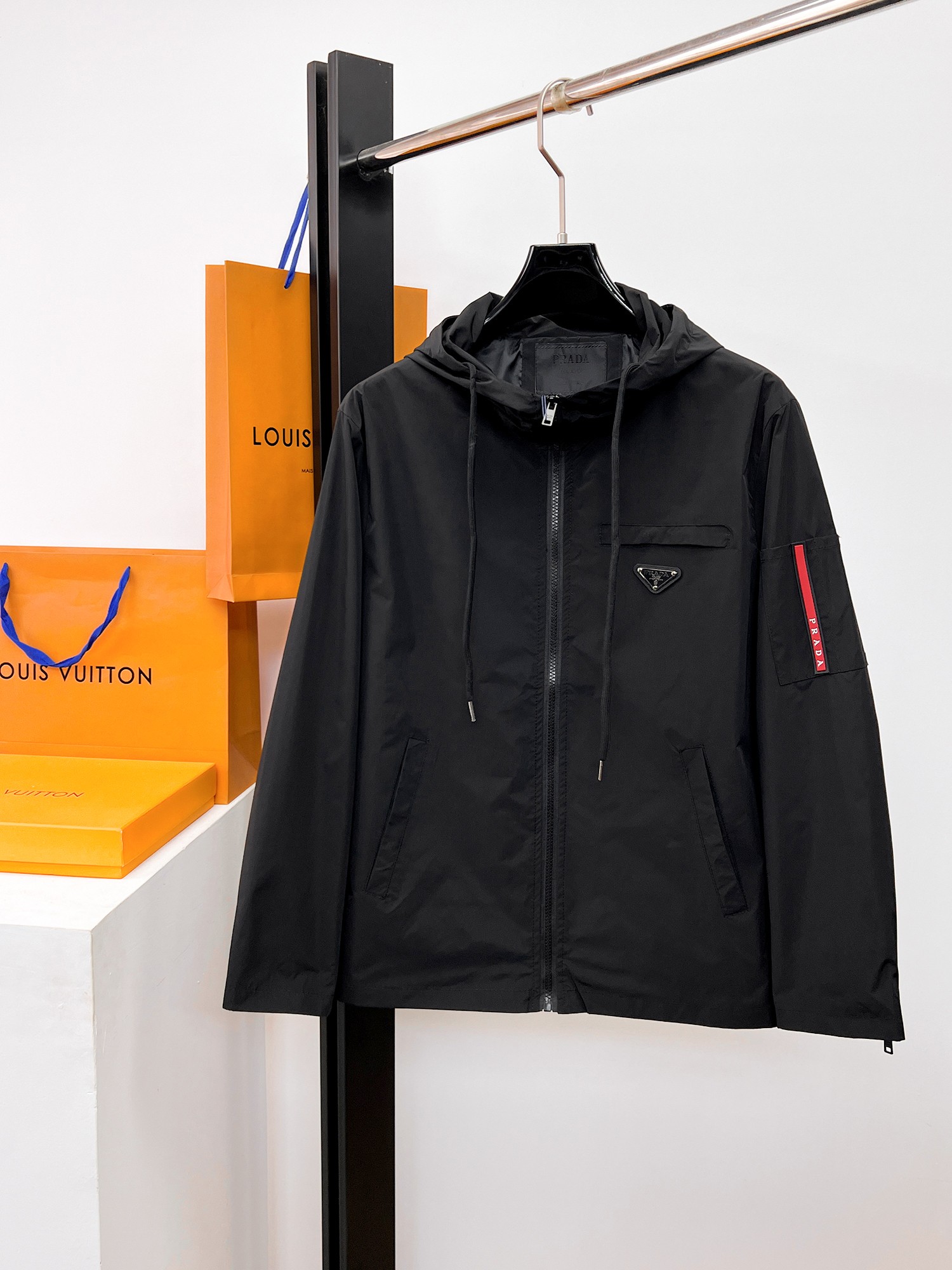 NO:662453,Same style as Prada official website, complete with three labels, sold in advance. 2025ss new men's jackets for autumn and winter, high-end version with complete three labels of the original order. Custom-made fabrics at the counter. Highly breathable and comfortable, impeccable details, brand element design concept, reflecting high quality. Delicate and soft feel. Casual tailoring, awesome upper body. Size M～3XL,,,prada,jackets & coats,jackets & coats, 19860909普拉达 官网同款,三标齐全,提前发售 2025ss秋冬新款男士夹克外套, 原单三标齐全高端版本 专柜定制面料 透气舒适度高,细节无可挑剔,品牌元素设计理念,体现高品质.手感细腻柔软 呈现休闲裁剪,上身版型超赞 码数M～3XL,,,prada,jackets & coats,jackets & coats, ,Men's clothing