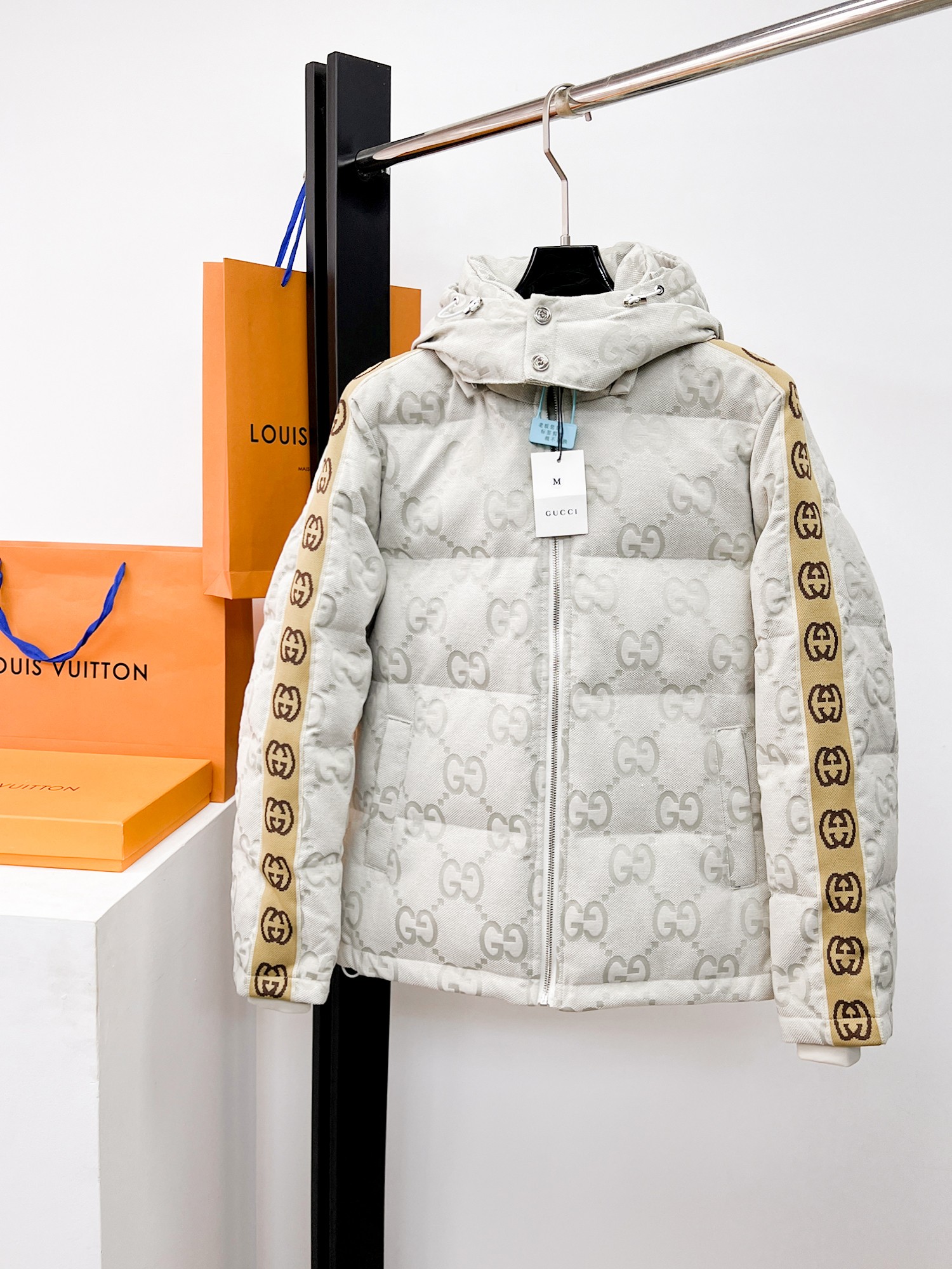 NO:662326,Gucci's new 2025 autumn and winter down jacket. This is known as the most expensive down jacket in the world, all 90 down. With a classic logo combination, it is full of visual impact at first sight. It has better thermal insulation performance, is light and not heavy, and has good loft recovery after compression, and it can gather heat and lock in temperature!  Personalized color matching design, fresh and energetic!  There are too many versions circulating in the market. In addition to the different fabrics and workmanship, the biggest difference is that the filling is not goose down at all but feather silk or velvet, etc., and it is not easy to distinguish for those who don’t understand. In addition, the fabrics and workmanship are definitely not of the same level. In short, look for us and you will never go astray. All the exclusive full colors are purchased from genuine development. If you understand the quality of our down jackets, you can safely recommend it with your eyes closed. The three standards are complete!  Uniform series for men and women!  Size M-3XL. Maximum wear is 195 pounds.,,down jacket, 19860909古奇 2025秋冬新款羽绒服.这款号称羽绒服届最贵的,全部90绒的.带着经典的Logo组合搭配,第一眼看到就是满满的视觉冲击,保暖性能更出色,轻便不厚重,且压缩后的蓬松度恢复性好,聚热锁温！个性的拼色设计,清新有活力！市面流通的版本实在太多了,除了面料做工不同外,最大的区别就是填充物根本不是鹅绒而是羽丝或手感绒等等,而不懂的根本不容易区分.另外面料和做工也绝对不是一个级别,总之认准我们,让你绝对不跑偏,独家全色全部购入正版开发,懂我们家羽绒服质量的,完全可以放心闭眼推.三标齐全！男女同款系列！码数M-3XL.最大穿到195斤.,,down jacket, ,Men's clothing