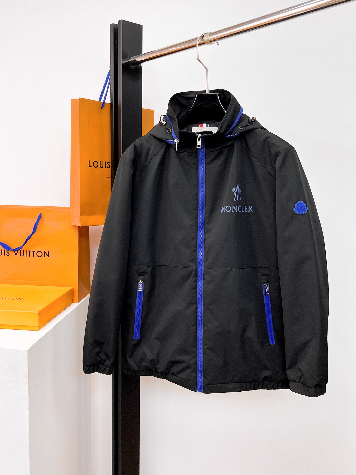 NO:662342,Mengkou, complete with three standards, 2025ss new winter down jacket, the new product in the show is in perfect condition, comfortable and warm, the color is full and attractive, the very outstanding design can easily enhance the fashion sense, the workmanship is extremely sophisticated and rigorous, and the wiring is neat and meticulous!  A masterpiece from a famous designer!  The upper body does not look bloated and is super handsome!  Available sizes M ~ XXXL,,Moncler,jackets & coats,down jacket, 19860909蒙口 三标齐全 2025ss冬季新款羽绒棉服外套,秀场新品品相非常完美,舒适保暖,色泽饱满诱人,非常出彩的设计,轻松将时髦感进阶,做工极为考究严谨,走线工整细致！大牌设计师巨作！上身不显臃肿、超级帅气！现货码数M ～ XXXL,,Moncler,jackets & coats,down jacket, ,Men's clothing