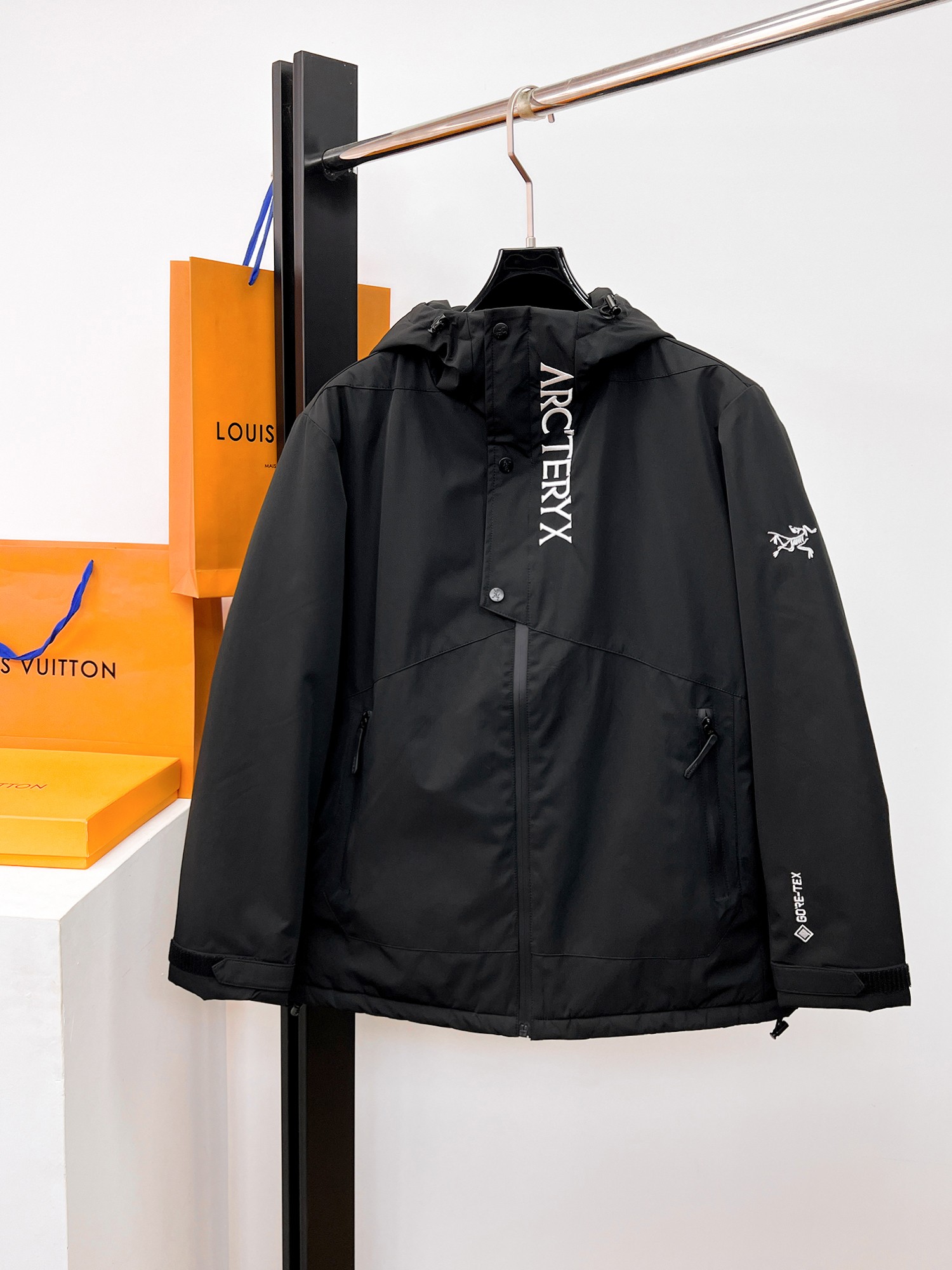 NO:662346,Arc'teryx's 2025ss winter new down jacket with all three standards, the new product on the show is in perfect condition, comfortable and warm, the color is full and attractive, the design is very outstanding, it can easily enhance the fashion sense, the workmanship is extremely sophisticated and rigorous, and the wiring is neat and meticulous!  A masterpiece from a famous designer!  The upper body does not look bloated and is super handsome!  Available size M ~ XXXL,arc'teryx,jackets & coats,down jacket, 19860909始祖鸟 三标齐全 2025ss冬季新款羽绒棉服外套,秀场新品品相非常完美,舒适保暖,色泽饱满诱人,非常出彩的设计,轻松将时髦感进阶,做工极为考究严谨,走线工整细致！大牌设计师巨作！上身不显臃肿、超级帅气！现货码数M ～ XXXL,arc'teryx,jackets & coats,down jacket, ,Men's clothing