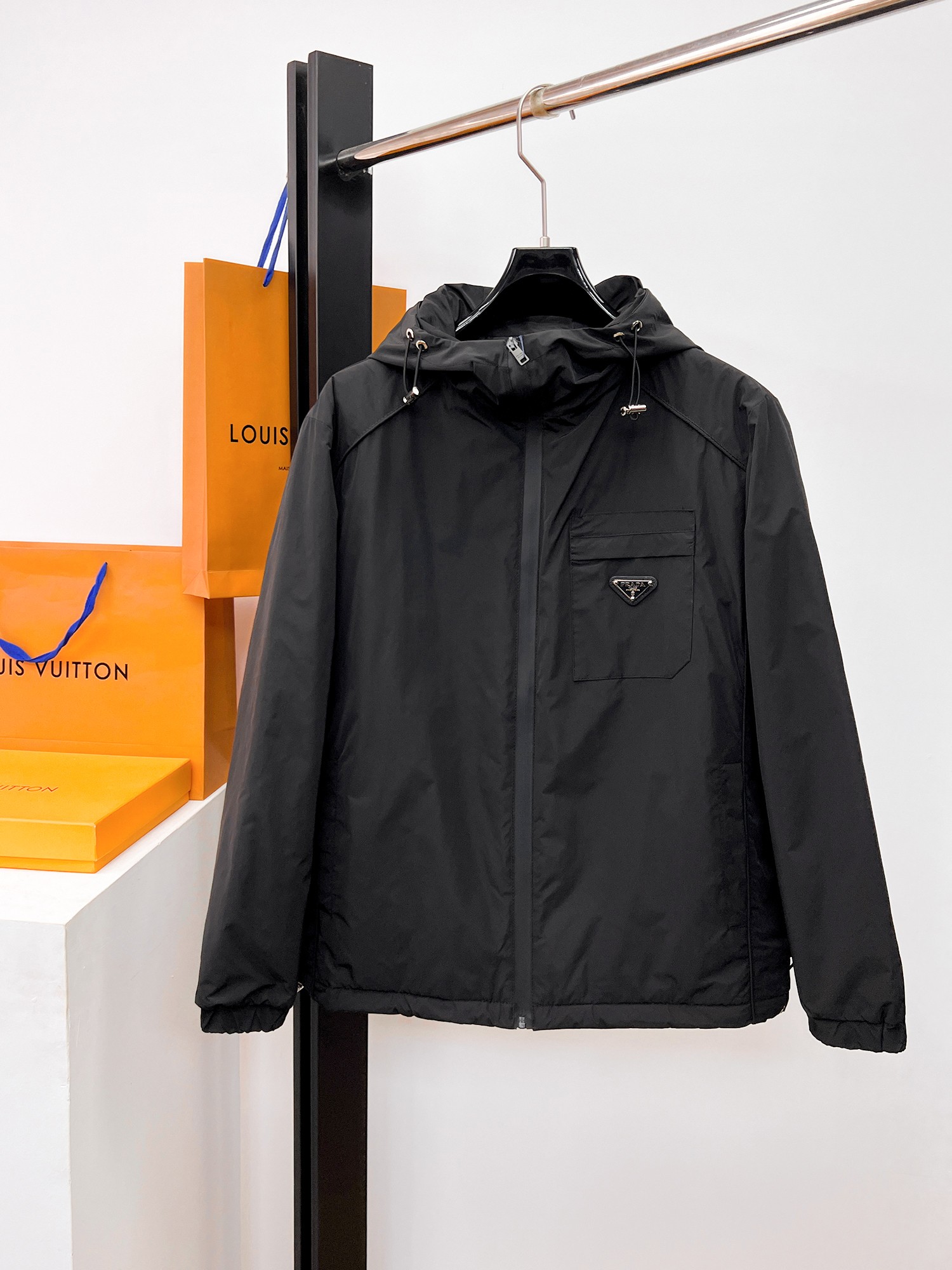 NO:662349,Prada's new 2025ss winter down jacket with all three standards is in perfect condition. It's comfortable and warm, and the color is full and attractive. The design is very outstanding, and it can easily enhance the sense of fashion. The workmanship is extremely sophisticated and rigorous, and the wiring is neat and meticulous!  A masterpiece from a famous designer!  The upper body does not look bloated and is super handsome!  Available sizes M ~ XXXL,,prada,jackets & coats,down jacket, 19860909普拉达 三标齐全 2025ss冬季新款羽绒棉服外套,秀场新品品相非常完美,舒适保暖,色泽饱满诱人,非常出彩的设计,轻松将时髦感进阶,做工极为考究严谨,走线工整细致！大牌设计师巨作！上身不显臃肿、超级帅气！现货码数M ～ XXXL,,prada,jackets & coats,down jacket, ,Men's clothing