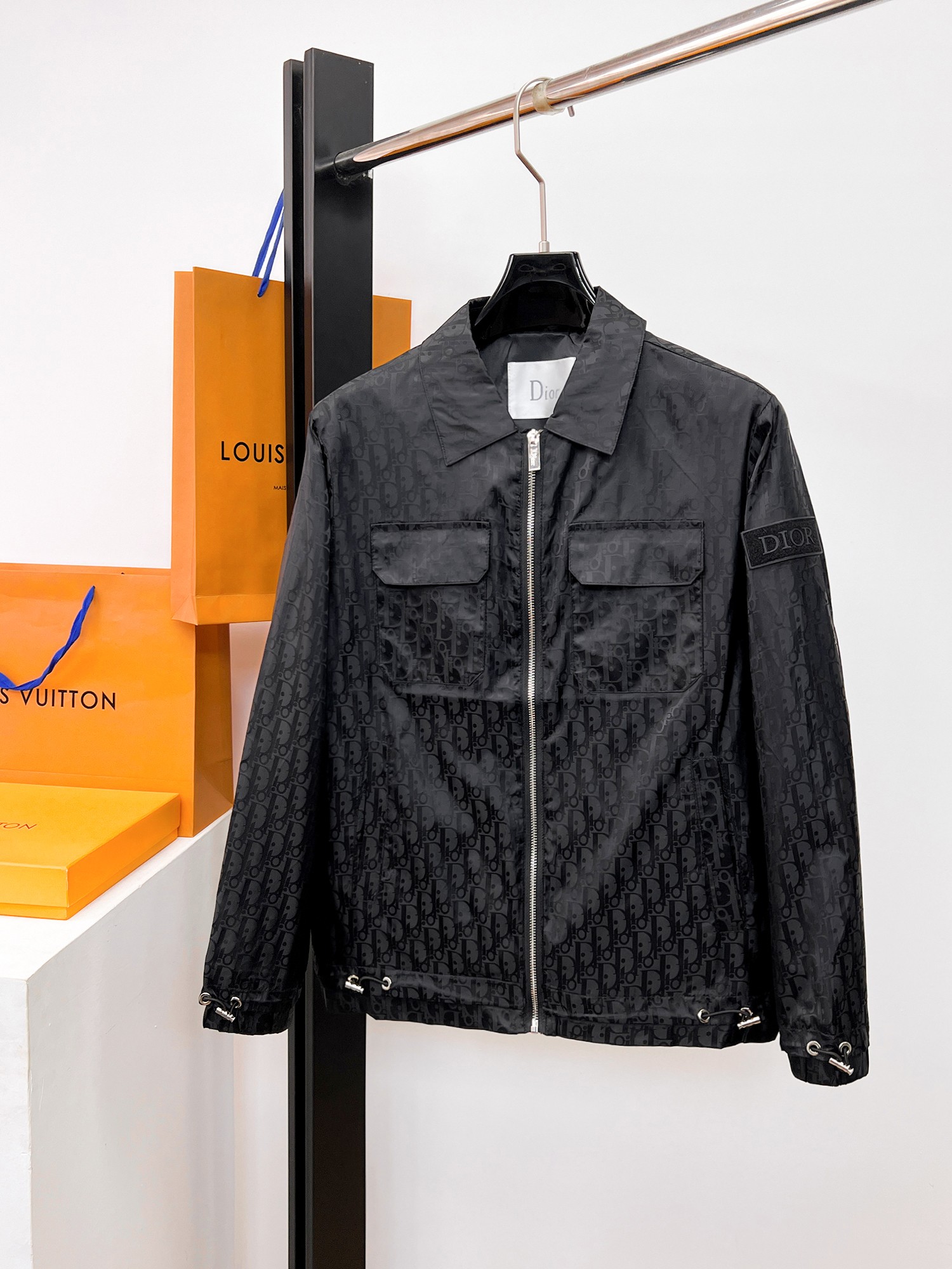 NO:957858,Same style as Dior's official website, complete with three labels, on sale in advance. 2026ss new autumn and winter men's jackets, high-end version with complete three labels of the original order. Custom-made fabrics at the counter. Highly breathable and comfortable, impeccable details, brand element design concept, reflecting high quality. Delicate and soft feel. Casual tailoring, excellent upper body fit. Size M～3XL,,,dior,jackets & coats,jackets & coats,19860909迪奥 官网同款,三标齐全,提前发售 2026ss秋冬新款男士夹克外套, 原单三标齐全高端版本 专柜定制面料 透气舒适度高,细节无可挑剔,品牌元素设计理念,体现高品质.手感细腻柔软 呈现休闲裁剪,上身版型超赞 码数M～3XL,,,dior,jackets & coats,jackets & coats,,Men's clothing