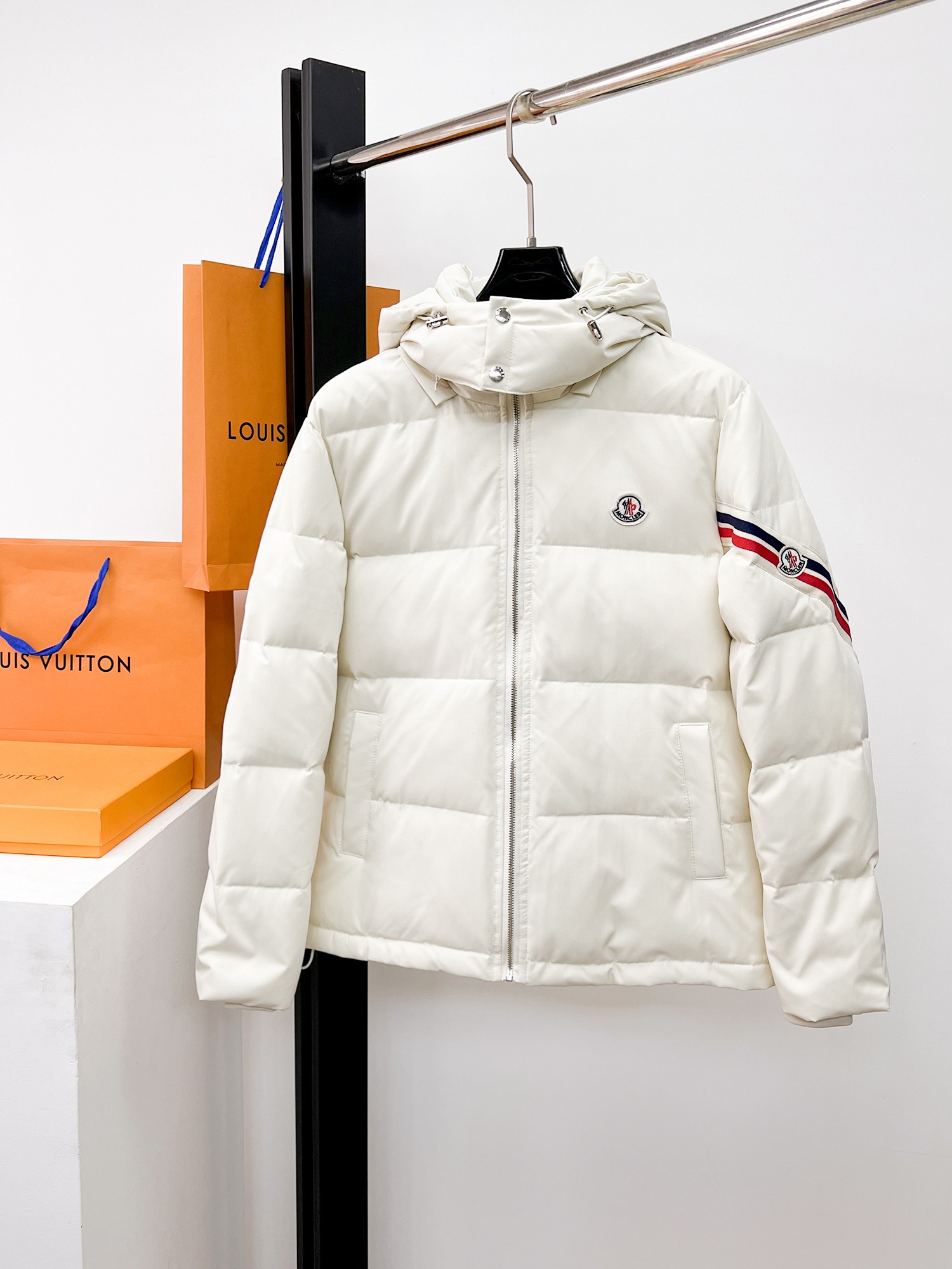 NO:662328,Mengkou's new 2025 autumn and winter down jacket. This is known as the most expensive down jacket in the world, all 90 down. With a classic logo combination, it is full of visual impact at first sight. It has better thermal insulation performance, is light and not heavy, and has good loft recovery after compression, and it can gather heat and lock in temperature!  Personalized color matching design, fresh and energetic!  There are too many versions circulating in the market. In addition to the different fabrics and workmanship, the biggest difference is that the filling is not goose down at all but feather silk or velvet, etc., and it is not easy to distinguish for those who don’t understand. In addition, the fabrics and workmanship are definitely not of the same level. In short, look for us and you will never go astray. All the exclusive full colors are purchased from genuine development. If you understand the quality of our down jackets, you can safely recommend it with your eyes closed. The three standards are complete!  Uniform series for men and women!  Size M-3XL. Maximum wear is 195 pounds.,,Moncler,down jacket, 19860909蒙口 2025秋冬新款羽绒服.这款号称羽绒服届最贵的,全部90绒的.带着经典的Logo组合搭配,第一眼看到就是满满的视觉冲击,保暖性能更出色,轻便不厚重,且压缩后的蓬松度恢复性好,聚热锁温！个性的拼色设计,清新有活力！市面流通的版本实在太多了,除了面料做工不同外,最大的区别就是填充物根本不是鹅绒而是羽丝或手感绒等等,而不懂的根本不容易区分.另外面料和做工也绝对不是一个级别,总之认准我们,让你绝对不跑偏,独家全色全部购入正版开发,懂我们家羽绒服质量的,完全可以放心闭眼推.三标齐全！男女同款系列！码数M-3XL.最大穿到195斤.,,Moncler,down jacket, ,Men's clothing