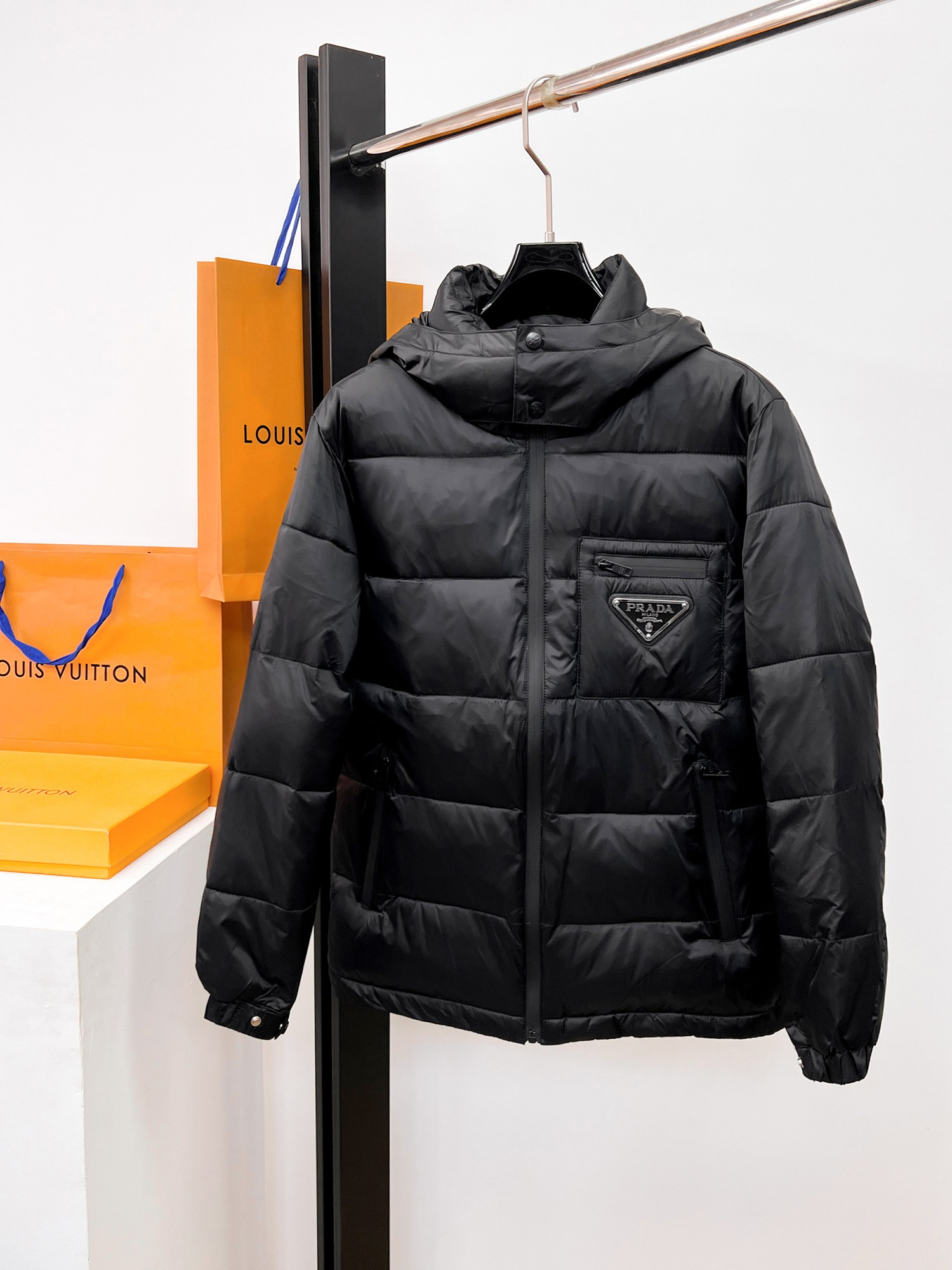 NO:662331,Prada's new 2025 autumn and winter down jacket. This is known as the most expensive down jacket in the world, all 90 down. With a classic logo combination, it is full of visual impact at first sight. It has better thermal insulation performance, is light and not heavy, and has good loft recovery after compression, and it can gather heat and lock in temperature!  Personalized color matching design, fresh and energetic!  There are too many versions circulating in the market. In addition to the different fabrics and workmanship, the biggest difference is that the filling is not goose down at all but feather silk or velvet, etc., and it is not easy to distinguish for those who don’t understand. In addition, the fabrics and workmanship are definitely not of the same level. In short, look for us and you will never go astray. All the exclusive full colors are purchased from genuine development. If you understand the quality of our down jackets, you can safely recommend it with your eyes closed. The three standards are complete!  Uniform series for men and women!  Size M-3XL. Maximum wear is 195 pounds.,,prada,down jacket, 19860909普拉达 2025秋冬新款羽绒服.这款号称羽绒服届最贵的,全部90绒的.带着经典的Logo组合搭配,第一眼看到就是满满的视觉冲击,保暖性能更出色,轻便不厚重,且压缩后的蓬松度恢复性好,聚热锁温！个性的拼色设计,清新有活力！市面流通的版本实在太多了,除了面料做工不同外,最大的区别就是填充物根本不是鹅绒而是羽丝或手感绒等等,而不懂的根本不容易区分.另外面料和做工也绝对不是一个级别,总之认准我们,让你绝对不跑偏,独家全色全部购入正版开发,懂我们家羽绒服质量的,完全可以放心闭眼推.三标齐全！男女同款系列！码数M-3XL.最大穿到195斤.,,prada,down jacket, ,Men's clothing