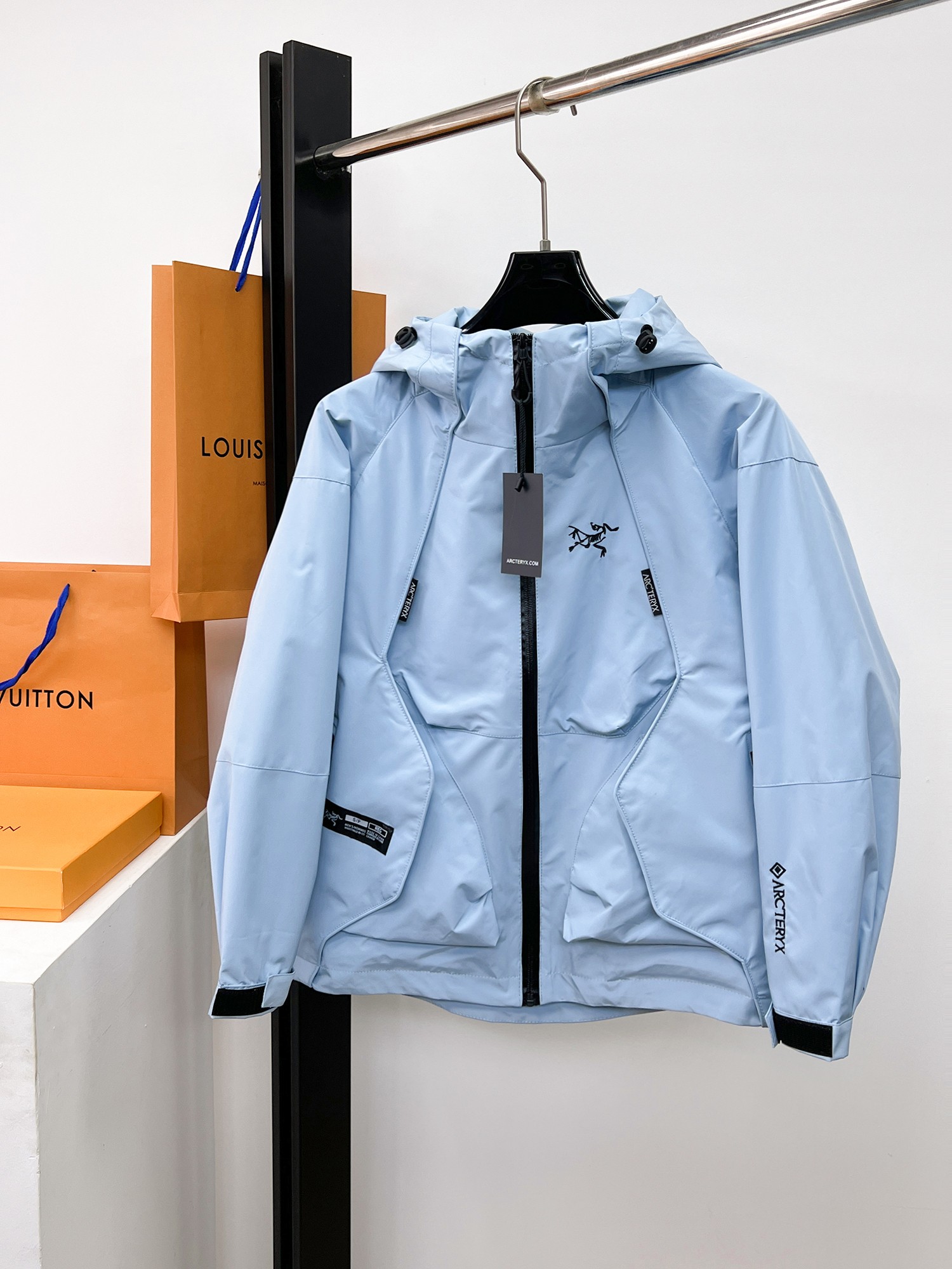 NO:957816,Arc'teryx official website of the same model, complete with three labels, on sale in advance. 2026ss new autumn and winter men's jackets, high-end version with complete three labels of the original order. Custom-made fabrics at the counter. Highly breathable and comfortable, impeccable details, brand element design concept, reflecting high quality. Delicate and soft feel. Casual tailoring, awesome upper body. Size M～3XL, arc'teryx, jackets & coats, jackets & coats,19860909始祖鸟 官网同款,三标齐全,提前发售 2026ss秋冬新款男士夹克外套, 原单三标齐全高端版本 专柜定制面料 透气舒适度高,细节无可挑剔,品牌元素设计理念,体现高品质.手感细腻柔软 呈现休闲裁剪,上身版型超赞 码数M～3XL,,arc'teryx,jackets & coats,jackets & coats,,Men's clothing