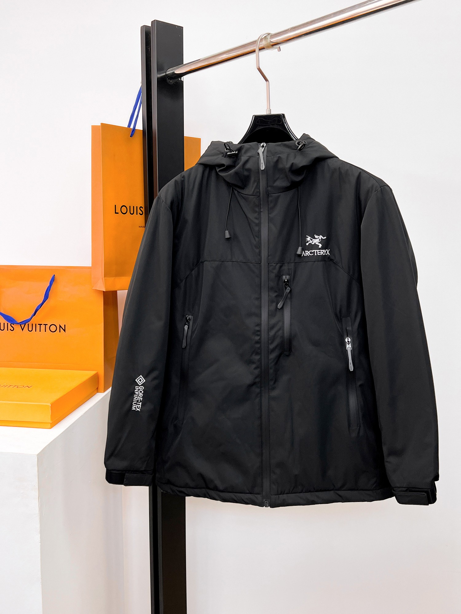 NO:662351,Arc'teryx's 2025ss winter new down jacket with all three standards, the new product on the show is in perfect condition, comfortable and warm, the color is full and attractive, the design is very outstanding, it can easily enhance the fashion sense, the workmanship is extremely sophisticated and rigorous, and the wiring is neat and meticulous!  A masterpiece from a famous designer!  The upper body does not look bloated and is super handsome!  Available size M ~ XXXL,arc'teryx,jackets & coats,down jacket, 19860909始祖鸟 三标齐全 2025ss冬季新款羽绒棉服外套,秀场新品品相非常完美,舒适保暖,色泽饱满诱人,非常出彩的设计,轻松将时髦感进阶,做工极为考究严谨,走线工整细致！大牌设计师巨作！上身不显臃肿、超级帅气！现货码数M ～ XXXL,arc'teryx,jackets & coats,down jacket, ,Men's clothing