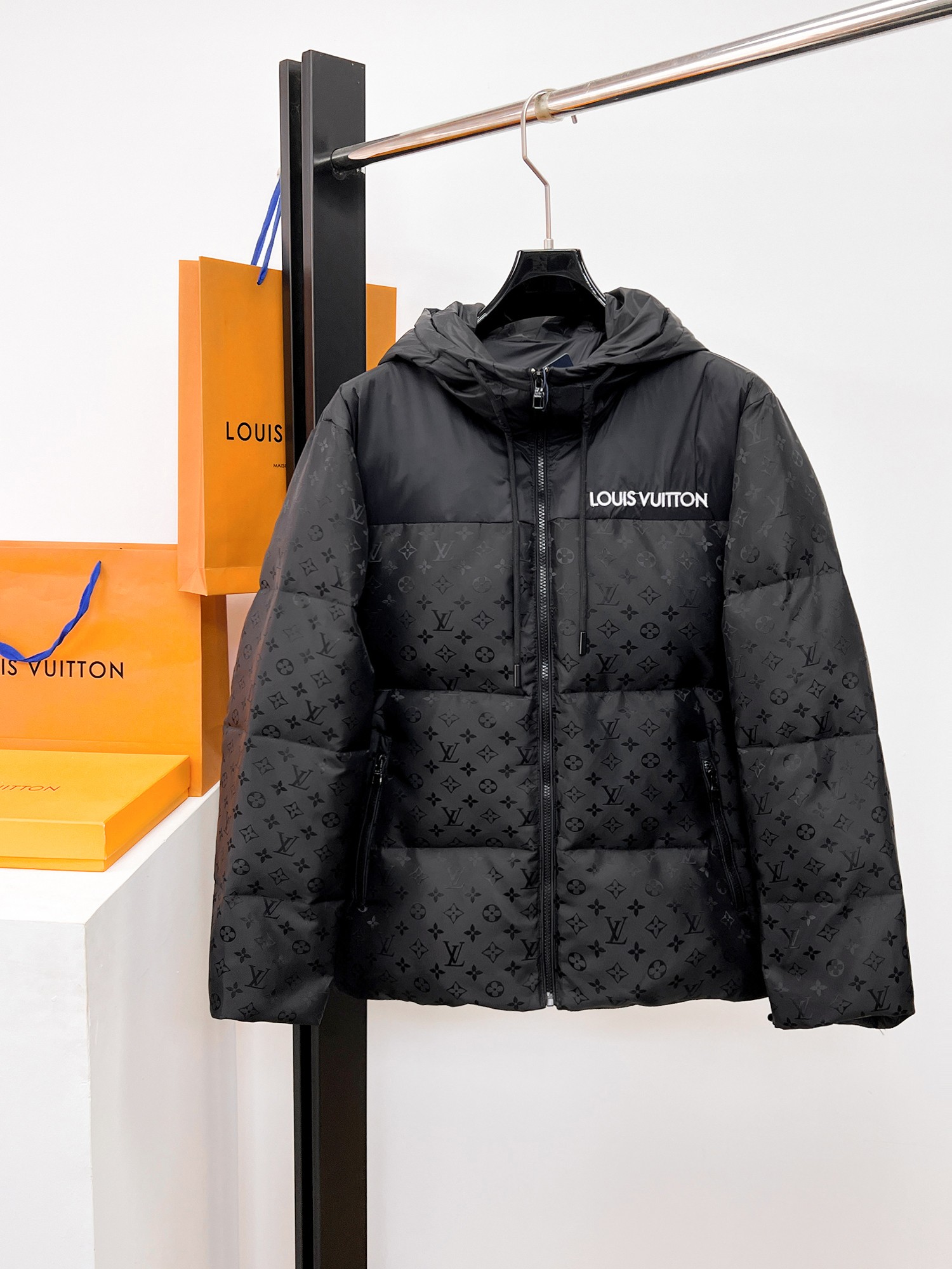 NO:662116,LV 2025 autumn and winter new down jacket. This is known as the most expensive down jacket in the world, all 90 down. With a classic logo combination, it is full of visual impact at first sight. It has better thermal insulation performance, is light and not heavy, and has good loft recovery after compression, and it can gather heat and lock in temperature!  Personalized color matching design, fresh and energetic!  There are too many versions circulating in the market. In addition to the different fabrics and workmanship, the biggest difference is that the filling is not goose down at all but feather silk or velvet, etc., and it is not easy to distinguish for those who don’t understand. In addition, the fabrics and workmanship are definitely not of the same level. In short, look for us and you will never go astray. All the exclusive full colors are purchased from genuine development. If you understand the quality of our down jackets, you can safely recommend it with your eyes closed. The three standards are complete!  Uniform series for men and women!  Size M-3XL. Maximum wear is 195 pounds.,,louis vuitton,down jacket, 19860909LV 2025秋冬新款羽绒服.这款号称羽绒服届最贵的,全部90绒的.带着经典的Logo组合搭配,第一眼看到就是满满的视觉冲击,保暖性能更出色,轻便不厚重,且压缩后的蓬松度恢复性好,聚热锁温！个性的拼色设计,清新有活力！市面流通的版本实在太多了,除了面料做工不同外,最大的区别就是填充物根本不是鹅绒而是羽丝或手感绒等等,而不懂的根本不容易区分.另外面料和做工也绝对不是一个级别,总之认准我们,让你绝对不跑偏,独家全色全部购入正版开发,懂我们家羽绒服质量的,完全可以放心闭眼推.三标齐全！男女同款系列！码数M-3XL.最大穿到195斤.,,louis vuitton,down jacket, ,Men's clothing