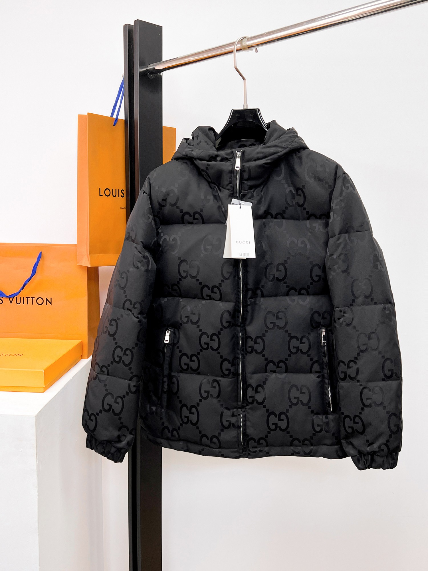 NO:662112,Gucci's new 2025 autumn and winter down jacket. This is known as the most expensive down jacket in the world, all 90 down. With a classic logo combination, it is full of visual impact at first sight. It has better thermal insulation performance, is light and not heavy, and has good loft recovery after compression, and it can gather heat and lock in temperature!  Personalized color matching design, fresh and energetic!  There are too many versions circulating in the market. In addition to the different fabrics and workmanship, the biggest difference is that the filling is not goose down at all but feather silk or velvet, etc., and it is not easy to distinguish for those who don’t understand. In addition, the fabrics and workmanship are definitely not of the same level. In short, look for us and you will never go astray. All the exclusive full colors are purchased from genuine development. If you understand the quality of our down jackets, you can safely recommend it with your eyes closed. The three standards are complete!  Uniform series for men and women!  Size M-3XL. Maximum wear is 195 pounds.,,down jacket, 19860909古奇 2025秋冬新款羽绒服.这款号称羽绒服届最贵的,全部90绒的.带着经典的Logo组合搭配,第一眼看到就是满满的视觉冲击,保暖性能更出色,轻便不厚重,且压缩后的蓬松度恢复性好,聚热锁温！个性的拼色设计,清新有活力！市面流通的版本实在太多了,除了面料做工不同外,最大的区别就是填充物根本不是鹅绒而是羽丝或手感绒等等,而不懂的根本不容易区分.另外面料和做工也绝对不是一个级别,总之认准我们,让你绝对不跑偏,独家全色全部购入正版开发,懂我们家羽绒服质量的,完全可以放心闭眼推.三标齐全！男女同款系列！码数M-3XL.最大穿到195斤.,,down jacket, ,Men's clothing