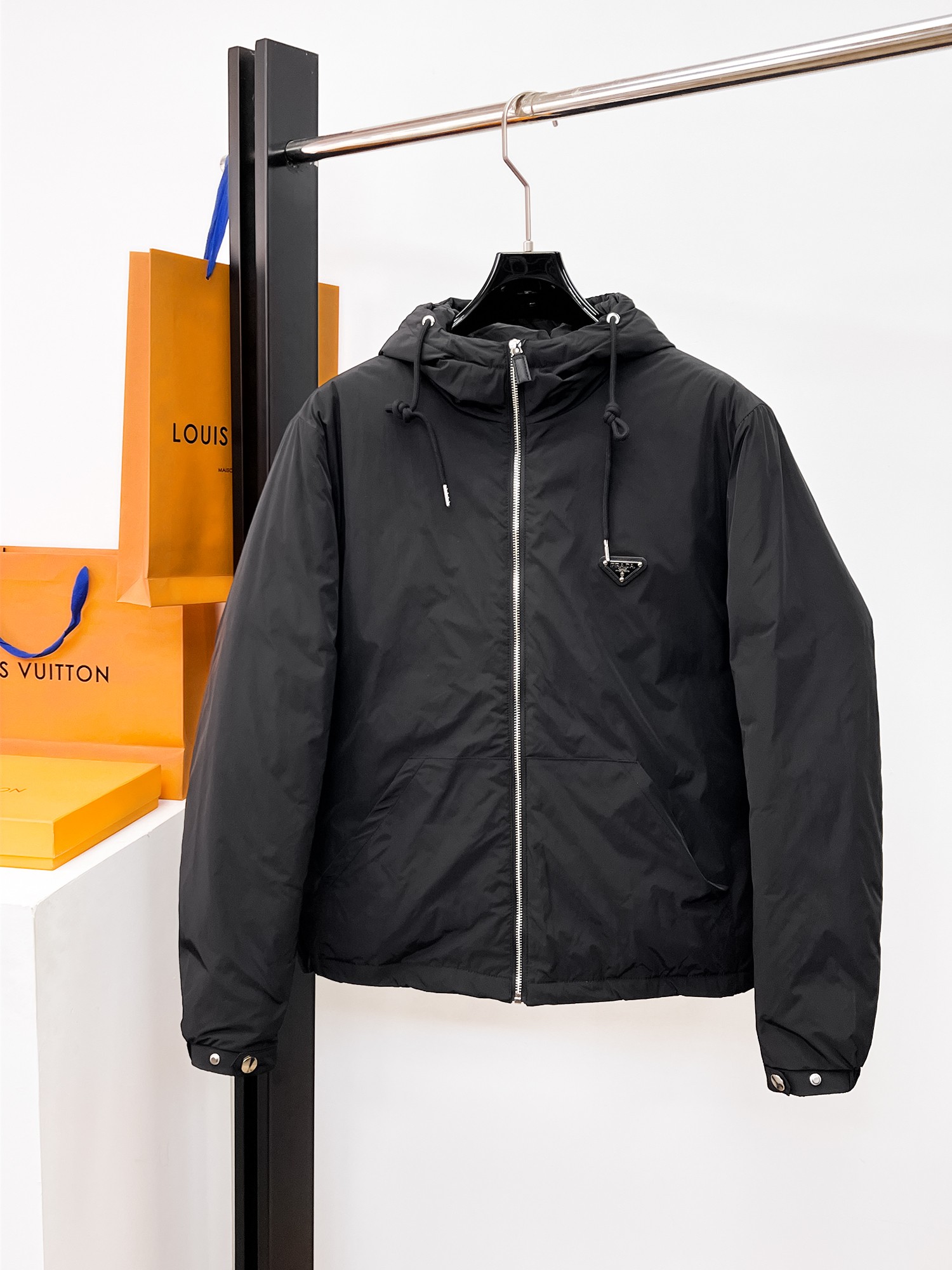 NO:662350,Prada's new 2025 autumn and winter down jacket. This is known as the most expensive down jacket in the world, all 90 down. With a classic logo combination, it is full of visual impact at first sight. It has better thermal insulation performance, is light and not heavy, and has good loft recovery after compression, and it can gather heat and lock in temperature!  Personalized color matching design, fresh and energetic!  There are too many versions circulating in the market. In addition to the different fabrics and workmanship, the biggest difference is that the filling is not goose down at all but feather silk or velvet, etc., and it is not easy to distinguish for those who don’t understand. In addition, the fabrics and workmanship are definitely not of the same level. In short, look for us and you will never go astray. All the exclusive full colors are purchased from genuine development. If you understand the quality of our down jackets, you can safely recommend it with your eyes closed. The three standards are complete!  Uniform series for men and women!  Size M-3XL. Maximum wear is 195 pounds.,,prada,down jacket, 19860909普拉达 2025秋冬新款羽绒服.这款号称羽绒服届最贵的,全部90绒的.带着经典的Logo组合搭配,第一眼看到就是满满的视觉冲击,保暖性能更出色,轻便不厚重,且压缩后的蓬松度恢复性好,聚热锁温！个性的拼色设计,清新有活力！市面流通的版本实在太多了,除了面料做工不同外,最大的区别就是填充物根本不是鹅绒而是羽丝或手感绒等等,而不懂的根本不容易区分.另外面料和做工也绝对不是一个级别,总之认准我们,让你绝对不跑偏,独家全色全部购入正版开发,懂我们家羽绒服质量的,完全可以放心闭眼推.三标齐全！男女同款系列！码数M-3XL.最大穿到195斤.,,prada,down jacket, ,Men's clothing