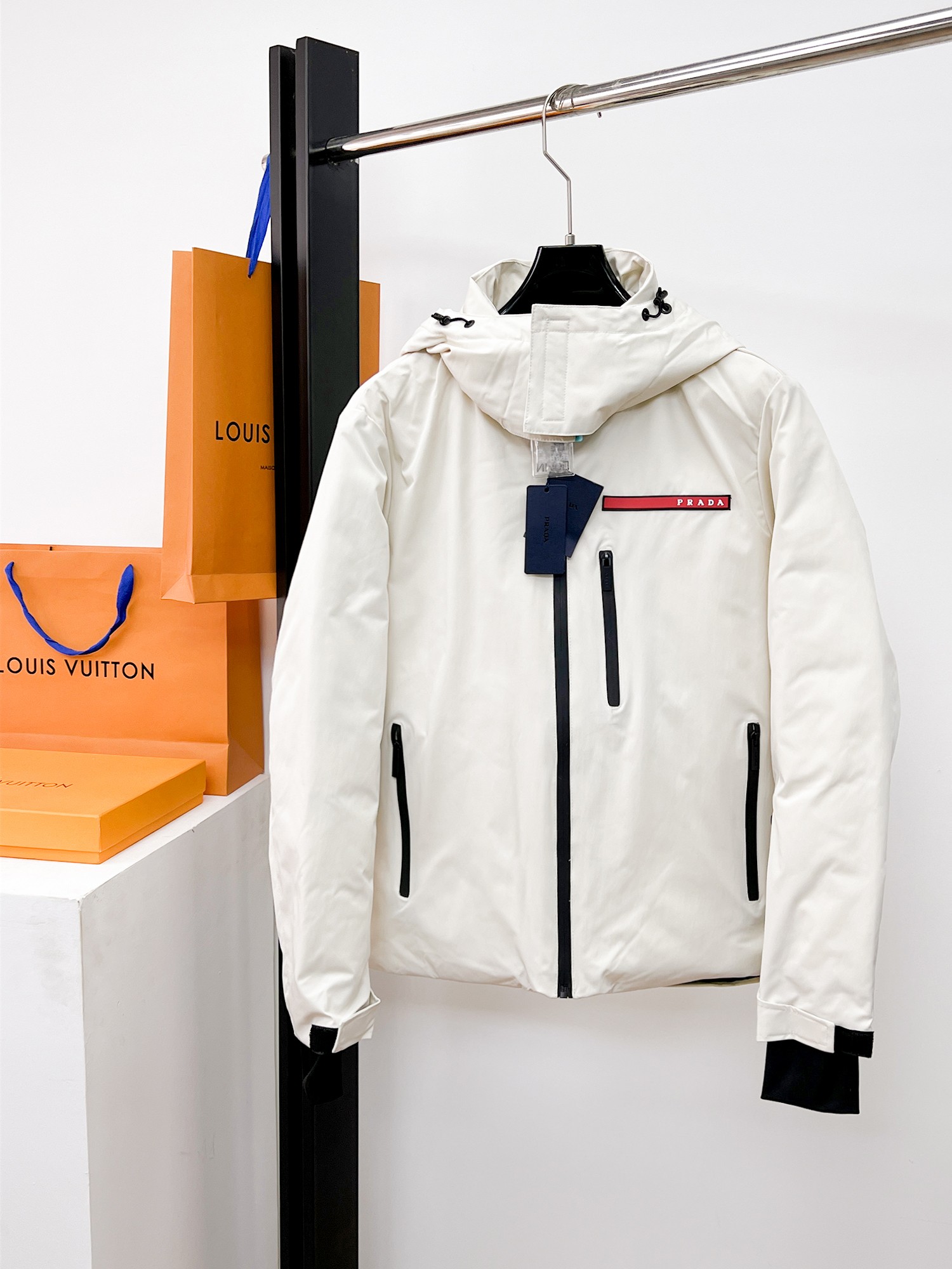 NO:662091,Prada's new 2025 autumn and winter down jacket. This is known as the most expensive down jacket in the world, all 90 down. With a classic logo combination, it is full of visual impact at first sight. It has better thermal insulation performance, is light and not heavy, and has good loft recovery after compression, and it can gather heat and lock in temperature!  Personalized color matching design, fresh and energetic!  There are too many versions circulating in the market. In addition to the different fabrics and workmanship, the biggest difference is that the filling is not goose down at all but feather silk or velvet, etc., and it is not easy to distinguish for those who don’t understand. In addition, the fabrics and workmanship are definitely not of the same level. In short, look for us and you will never go astray. All the exclusive full colors are purchased from genuine development. If you understand the quality of our down jackets, you can safely recommend it with your eyes closed. The three standards are complete!  Uniform series for men and women!  Size M-3XL. Maximum wear is 195 pounds.,,prada,down jacket, 19860909普拉达 2025秋冬新款羽绒服.这款号称羽绒服届最贵的,全部90绒的.带着经典的Logo组合搭配,第一眼看到就是满满的视觉冲击,保暖性能更出色,轻便不厚重,且压缩后的蓬松度恢复性好,聚热锁温！个性的拼色设计,清新有活力！市面流通的版本实在太多了,除了面料做工不同外,最大的区别就是填充物根本不是鹅绒而是羽丝或手感绒等等,而不懂的根本不容易区分.另外面料和做工也绝对不是一个级别,总之认准我们,让你绝对不跑偏,独家全色全部购入正版开发,懂我们家羽绒服质量的,完全可以放心闭眼推.三标齐全！男女同款系列！码数M-3XL.最大穿到195斤.,,prada,down jacket, ,Men's clothing