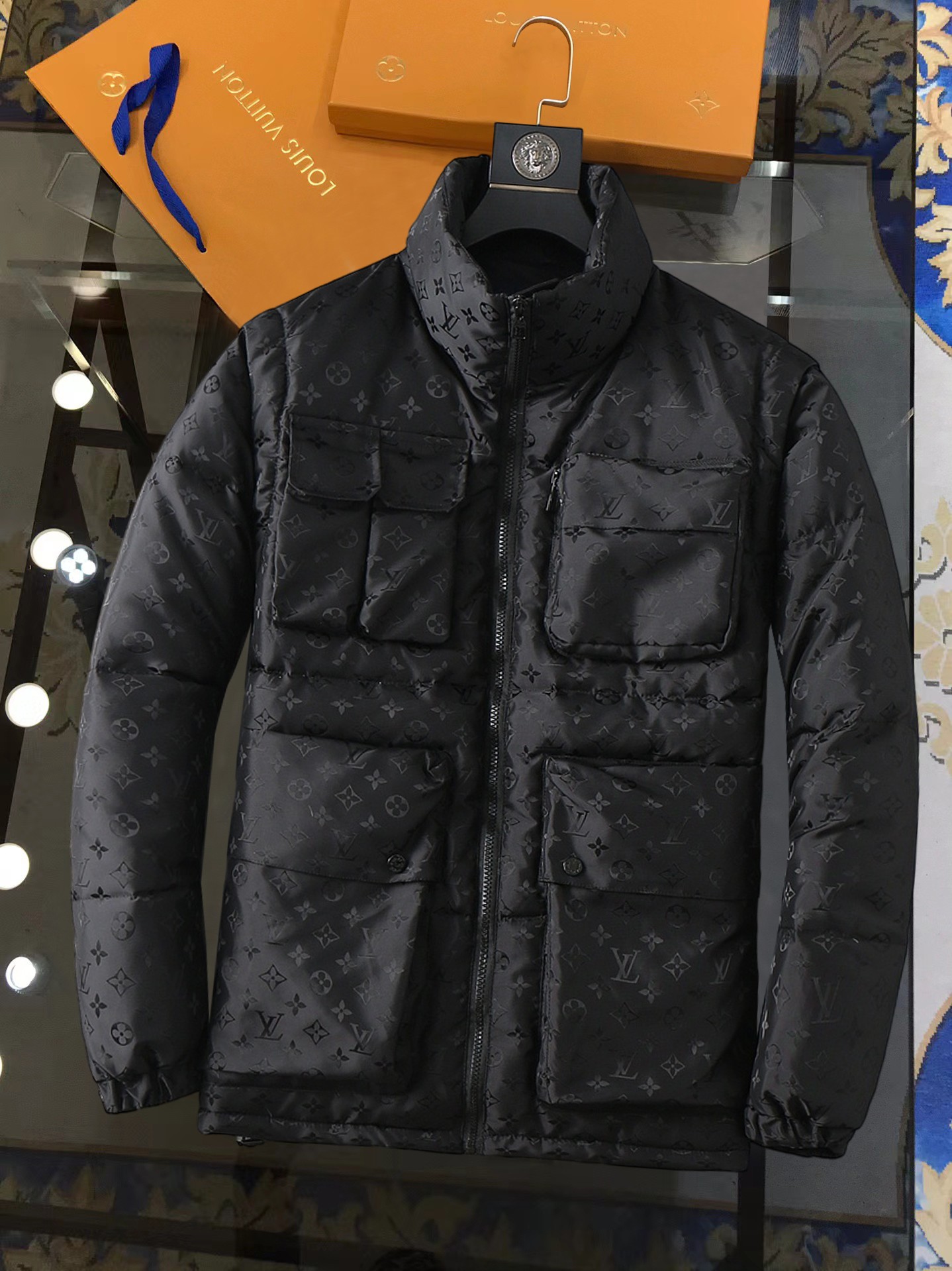 NO:728540,Support replacement after the year!  LV's new autumn and winter down jacket. One jacket, two ways to wear it!  This down jacket is said to be the most expensive in the world, all 90 down. It has a classic logo combination, and it is full of visual impact at first sight. It has better thermal insulation performance, is light and not heavy, and has good fluff recovery after compression, and it can gather heat and lock in temperature!  Personalized color matching design, fresh and energetic!  There are too many versions circulating in the market. In addition to the different fabrics and workmanship, the biggest difference is that the filling is not goose down at all but feather silk or velvet, etc., and it is not easy to distinguish for those who don’t understand. In addition, the fabrics and workmanship are definitely not of the same level. In short, look for us and you will never go astray. All the exclusive full colors are purchased from genuine development. If you understand the quality of our down jackets, you can safely recommend it with your eyes closed. The three standards are complete!  Uniform series for men and women!  Size M-3XL. Maximum wear is 195 pounds.,,louis vuitton,down jacket,19860909支持年后退换！ LV 秋冬新款羽绒服.一衣两种穿法！这款号称羽绒服届最贵的,全部90绒的.带着经典的Logo组合搭配,第一眼看到就是满满的视觉冲击,保暖性能更出色,轻便不厚重,且压缩后的蓬松度恢复性好,聚热锁温！个性的拼色设计,清新有活力！市面流通的版本实在太多了,除了面料做工不同外,最大的区别就是填充物根本不是鹅绒而是羽丝或手感绒等等,而不懂的根本不容易区分.另外面料和做工也绝对不是一个级别,总之认准我们,让你绝对不跑偏,独家全色全部购入正版开发,懂我们家羽绒服质量的,完全可以放心闭眼推.三标齐全！男女同款系列！码数M-3XL.最大穿到195斤.,,louis vuitton,down jacket,,Men's clothing