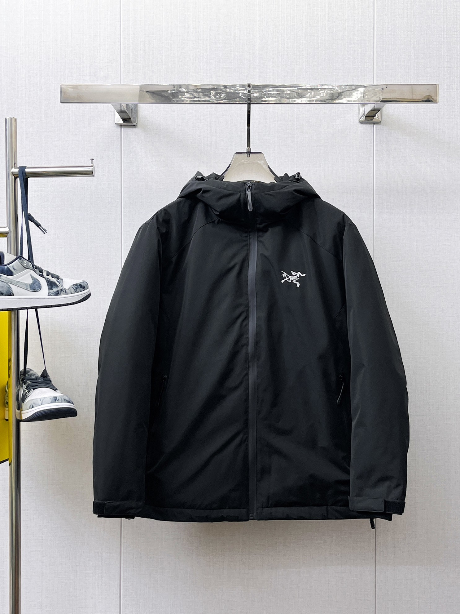 NO:658041,Arc'teryx's 2025 spring and winter new down jacket. This is known as the most expensive down jacket in the world, with 90 down in total. With a classic logo combination, it is full of visual impact at first sight. It has better thermal insulation performance, is light and not heavy, and has good loft recovery after compression, and it can gather heat and lock in temperature!  Personalized color matching design, fresh and energetic!  There are too many versions circulating in the market. In addition to the different fabrics and workmanship, the biggest difference is that the filling is not goose down at all but feather silk or velvet, etc., and it is not easy to distinguish for those who don’t understand. In addition, the fabrics and workmanship are definitely not of the same level. In short, look for us and you will never go astray. All the exclusive full colors are purchased from genuine development. If you understand the quality of our down jackets, you can safely recommend it with your eyes closed. The three standards are complete!  Uniform series for men and women!  Size M-3XL. Maximum wear is 195 pounds.,arc'teryx,down jacket,alexander wang19860909始祖鸟 2025春冬新款羽绒服.这款号称羽绒服届最贵的,全部90绒的.带着经典的Logo组合搭配,第一眼看到就是满满的视觉冲击,保暖性能更出色,轻便不厚重,且压缩后的蓬松度恢复性好,聚热锁温！个性的拼色设计,清新有活力！市面流通的版本实在太多了,除了面料做工不同外,最大的区别就是填充物根本不是鹅绒而是羽丝或手感绒等等,而不懂的根本不容易区分.另外面料和做工也绝对不是一个级别,总之认准我们,让你绝对不跑偏,独家全色全部购入正版开发,懂我们家羽绒服质量的,完全可以放心闭眼推.三标齐全！男女同款系列！码数M-3XL.最大穿到195斤.,arc'teryx,down jacket,alexander wang,Men's clothing