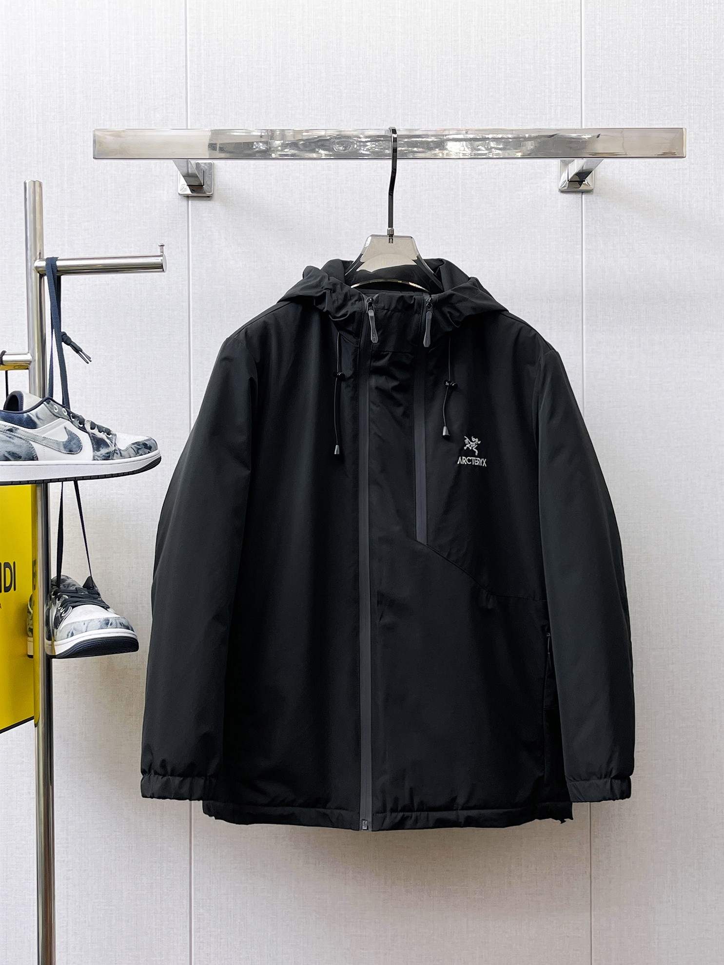 NO:658027,Arc'teryx's 2025ss winter new down jacket with all three standards, the new product on the show is in perfect condition, comfortable and warm, the color is full and attractive, the design is very outstanding, it can easily enhance the fashion sense, the workmanship is extremely sophisticated and rigorous, and the wiring is neat and meticulous!  A masterpiece from a famous designer!  The upper body does not look bloated and is super handsome!  Available size M ~ XXXL,arc'teryx,jackets & coats,down jacket,alexander wang19860909始祖鸟 三标齐全 2025ss冬季新款羽绒棉服外套,秀场新品品相非常完美,舒适保暖,色泽饱满诱人,非常出彩的设计,轻松将时髦感进阶,做工极为考究严谨,走线工整细致！大牌设计师巨作！上身不显臃肿、超级帅气！现货码数M ～ XXXL,arc'teryx,jackets & coats,down jacket,alexander wang,Men's clothing