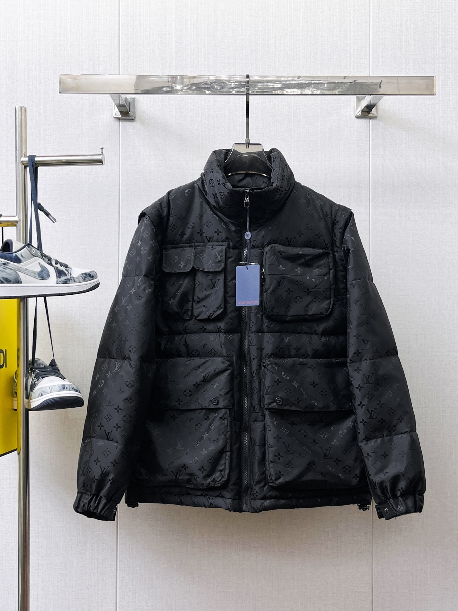 NO:658021,LV 2025 spring and winter new down jacket. One jacket, two ways to wear it!  This down jacket is said to be the most expensive in the world, all 90 down. It has a classic logo combination, and it is full of visual impact at first sight. It has better thermal insulation performance, is light and not heavy, and has good fluff recovery after compression, and it can gather heat and lock in temperature!  Personalized color matching design, fresh and energetic!  There are too many versions circulating in the market. In addition to the different fabrics and workmanship, the biggest difference is that the filling is not goose down at all but feather silk or velvet, etc., and it is not easy to distinguish for those who don’t understand. In addition, the fabrics and workmanship are definitely not of the same level. In short, look for us and you will never go astray. All the exclusive full colors are purchased from genuine development. If you understand the quality of our down jackets, you can safely recommend it with your eyes closed. The three standards are complete!  Uniform series for men and women!  Size M-3XL. Maximum wear is 195 pounds.,,louis vuitton,down jacket,alexander wang19860909LV 2025春冬新款羽绒服.一衣两种穿法！这款号称羽绒服届最贵的,全部90绒的.带着经典的Logo组合搭配,第一眼看到就是满满的视觉冲击,保暖性能更出色,轻便不厚重,且压缩后的蓬松度恢复性好,聚热锁温！个性的拼色设计,清新有活力！市面流通的版本实在太多了,除了面料做工不同外,最大的区别就是填充物根本不是鹅绒而是羽丝或手感绒等等,而不懂的根本不容易区分.另外面料和做工也绝对不是一个级别,总之认准我们,让你绝对不跑偏,独家全色全部购入正版开发,懂我们家羽绒服质量的,完全可以放心闭眼推.三标齐全！男女同款系列！码数M-3XL.最大穿到195斤.,,louis vuitton,down jacket,alexander wang,Men's clothing