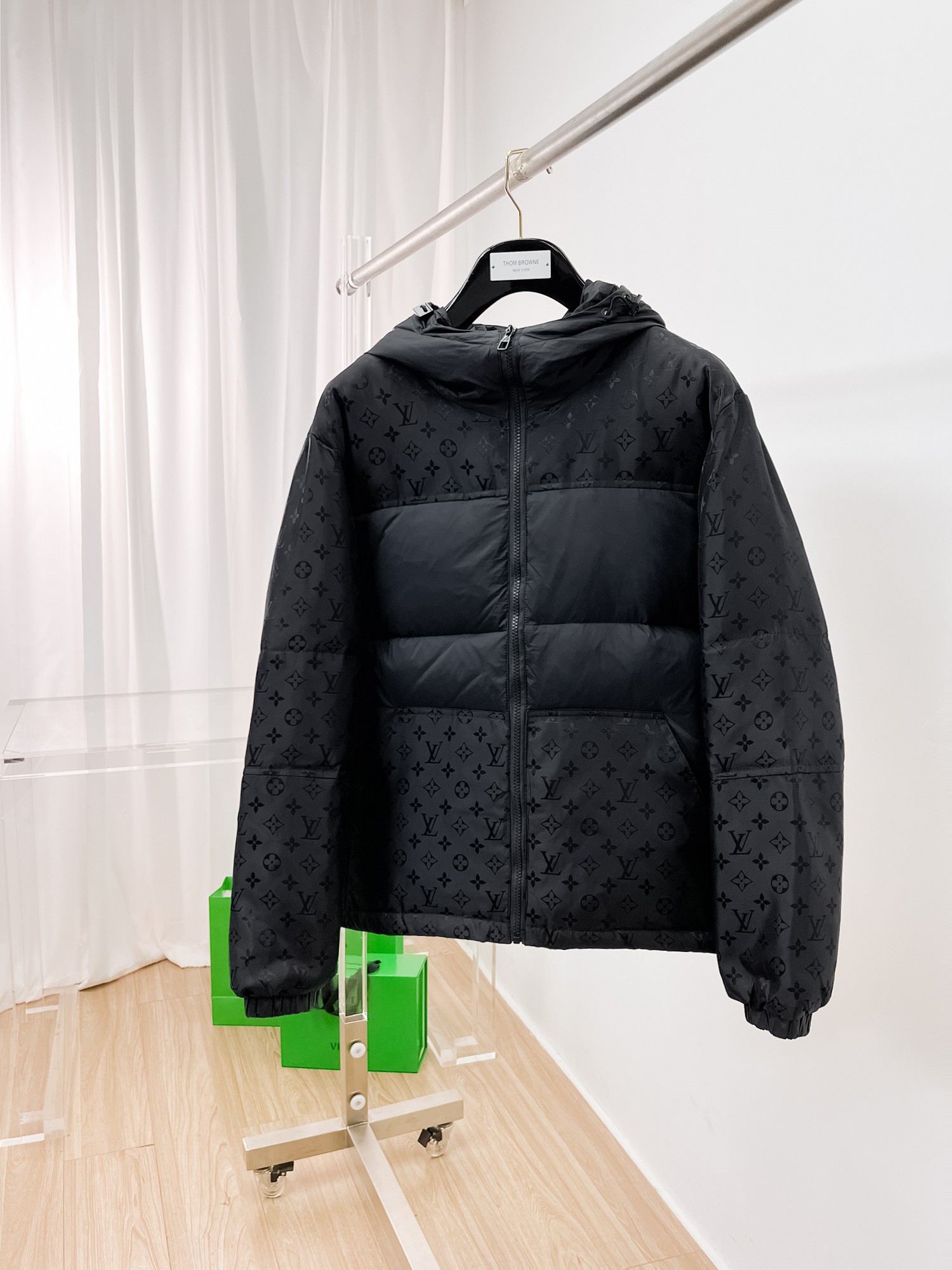 NO:680711,LV's new spring and winter down jacket. This is known as the most expensive down jacket in the world, and is made of 90 down. With a classic logo combination, it is full of visual impact at first sight. It has better thermal insulation performance, is light and not heavy, and has good loft recovery after compression, and it can gather heat and lock in temperature!  Personalized color matching design, fresh and energetic!  There are too many versions circulating in the market. In addition to the different fabrics and workmanship, the biggest difference is that the filling is not goose down at all but feather silk or velvet, etc., and it is not easy to distinguish for those who don’t understand. In addition, the fabrics and workmanship are definitely not of the same level. In short, look for us and you will never go astray. All the exclusive full colors are purchased from genuine development. If you understand the quality of our down jackets, you can safely recommend it with your eyes closed. The three standards are complete!  Uniform series for men and women!  Size M-3XL. Maximum wear is 195 pounds.,,louis vuitton,down jacket,19860909LV 春冬新款羽绒服.这款号称羽绒服届最贵的,全部90绒的.带着经典的Logo组合搭配,第一眼看到就是满满的视觉冲击,保暖性能更出色,轻便不厚重,且压缩后的蓬松度恢复性好,聚热锁温！个性的拼色设计,清新有活力！市面流通的版本实在太多了,除了面料做工不同外,最大的区别就是填充物根本不是鹅绒而是羽丝或手感绒等等,而不懂的根本不容易区分.另外面料和做工也绝对不是一个级别,总之认准我们,让你绝对不跑偏,独家全色全部购入正版开发,懂我们家羽绒服质量的,完全可以放心闭眼推.三标齐全！男女同款系列！码数M-3XL.最大穿到195斤.,,louis vuitton,down jacket,,Men's clothing