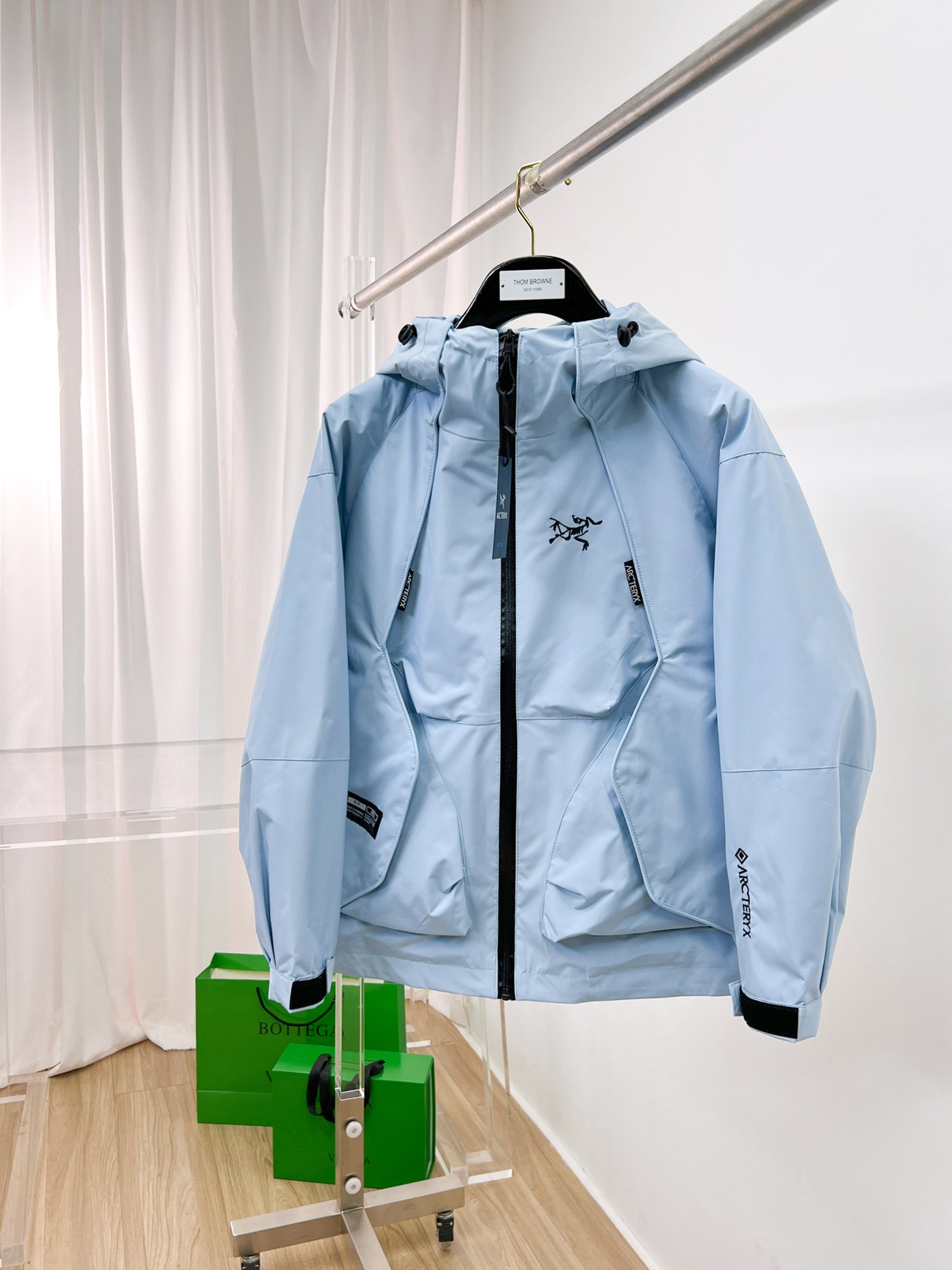 NO:135258,Archaeopteryx is the same as the official website, and is released in advance!  2025ss Spring New Men's Jacket, original single three-standard full high-end version!  With hidden hat, customized fabric for counter, high breathability and comfort, impeccable details, brand element design concept, reflecting high quality. The feel is delicate and soft!  It is casually cut, with a great upper body style!  Number of code M~3XL, maximum wear 195 catties.,arc'teryx,jackets & coats,jackets & coats,hats,alexander wang19860909始祖鸟 官网同款,提前发售！2025ss开春新款男士夹克外套,原单三标齐全高端版本！带隐藏帽,专柜定制面料 透气舒适度高,细节无可挑剔,品牌元素设计理念,体现高品质.手感细腻柔软！呈现休闲裁剪,上身版型超赞！码数M～3XL,最大穿195斤.,arc'teryx,jackets & coats,jackets & coats,hats,alexander wang,Men's clothing