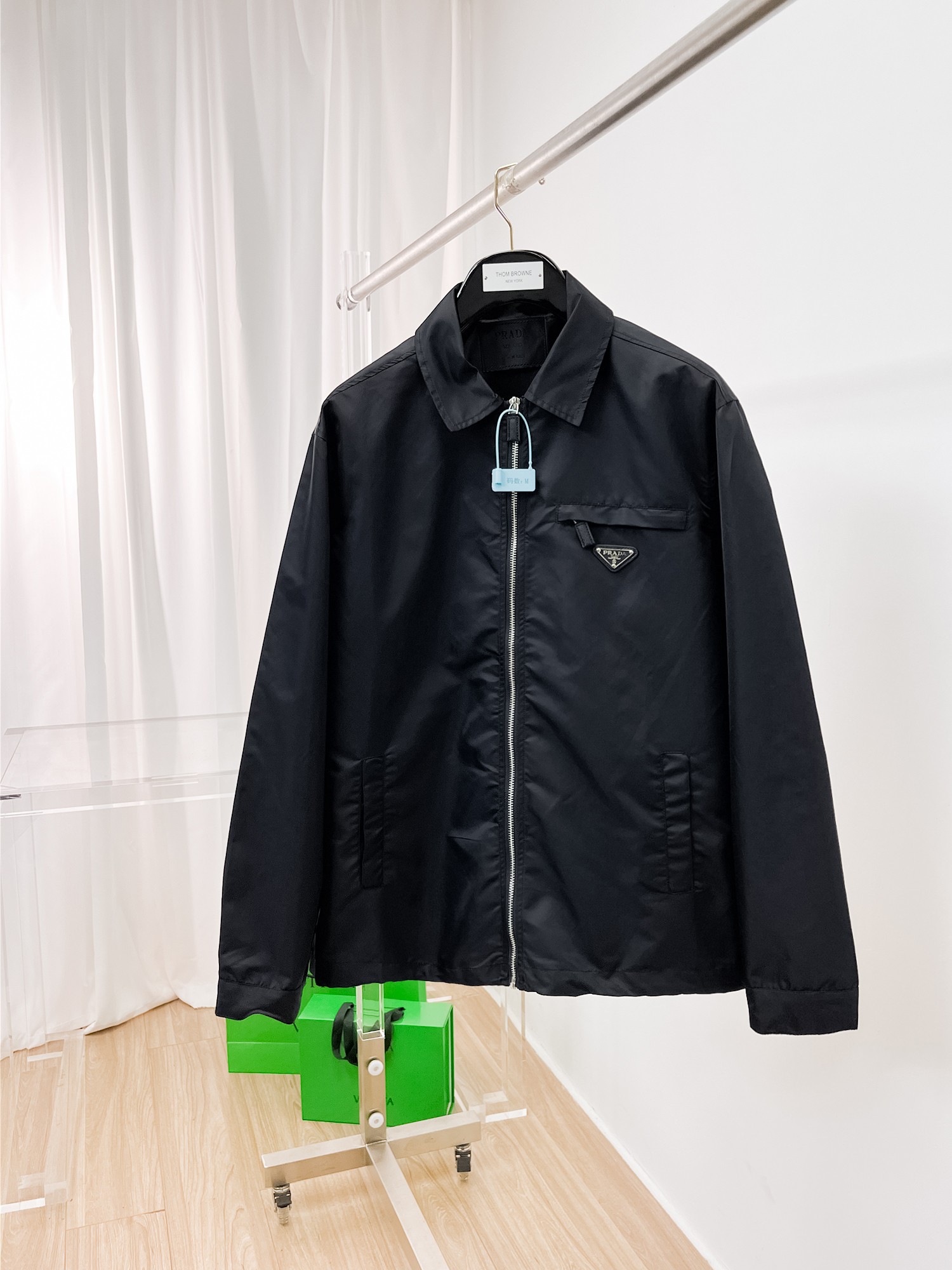 NO:135263,Prada's same model on the official website, released in advance!  2025ss Spring New Men's Jacket, original single three-standard full high-end version!  With hidden hat, customized fabric for counter, high breathability and comfort, impeccable details, brand element design concept, reflecting high quality. The feel is delicate and soft!  It is casually cut, with a great upper body style!  The number of code M~3XL, the maximum wear is 195 catties.,,prada, jackets & coats, jackets & coats,hats,alexander wang19860909普拉达 官网同款,提前发售！2025ss开春新款男士夹克外套,原单三标齐全高端版本！带隐藏帽,专柜定制面料 透气舒适度高,细节无可挑剔,品牌元素设计理念,体现高品质.手感细腻柔软！呈现休闲裁剪,上身版型超赞！码数M～3XL,最大穿195斤.,,prada,jackets & coats,jackets & coats,hats,alexander wang,Men's clothing