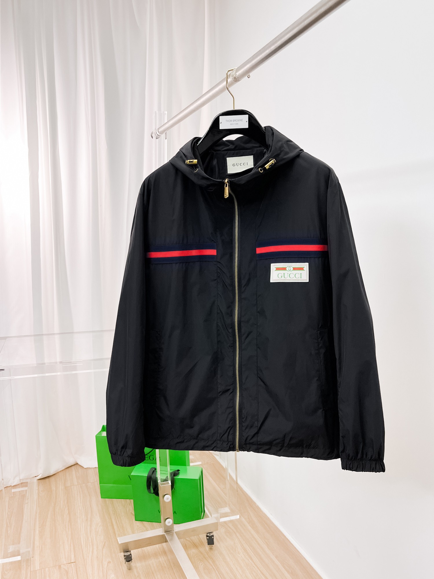 NO:135266,Guqi's same model on the official website, released in advance!  2025ss Spring New Men's Jacket, original single three-standard full high-end version!  With hidden hat, customized fabric for counter, high breathability and comfort, impeccable details, brand element design concept, reflecting high quality. The feel is delicate and soft!  It is casually cut, with a great upper body style!  Number of code M~3XL, maximum wear 195 catties.,, jackets & coats, jackets & coats, hats, alexander wang19860909古奇 官网同款,提前发售！2025ss开春新款男士夹克外套,原单三标齐全高端版本！带隐藏帽,专柜定制面料 透气舒适度高,细节无可挑剔,品牌元素设计理念,体现高品质.手感细腻柔软！呈现休闲裁剪,上身版型超赞！码数M～3XL,最大穿195斤.,,jackets & coats,jackets & coats,hats,alexander wang,Men's clothing