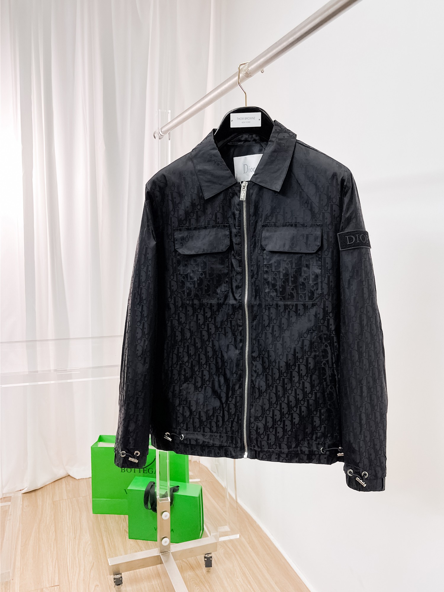 NO:135270,Dior's official website is the same model, released in advance!  2025ss Spring New Men's Jacket, original single three-standard full high-end version!  With hidden hat, customized fabric for counter, high breathability and comfort, impeccable details, brand element design concept, reflecting high quality. The feel is delicate and soft!  It is casually cut, with a great upper body style!  The size M~3XL, the maximum wear is 195 catties.,dior, jackets & coats, jackets & coats,hats,alexander wang19860909迪奥 官网同款,提前发售！2025ss开春新款男士夹克外套,原单三标齐全高端版本！带隐藏帽,专柜定制面料 透气舒适度高,细节无可挑剔,品牌元素设计理念,体现高品质.手感细腻柔软！呈现休闲裁剪,上身版型超赞！码数M～3XL,最大穿195斤.,,dior,jackets & coats,jackets & coats,hats,alexander wang,Men's clothing