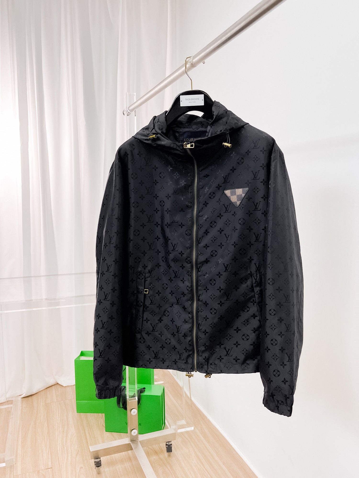 NO:135269,The same model on the official website of LV, released in advance!  2025ss Spring New Men's Jacket, original single three-standard full high-end version!  With hidden hat, customized fabric for counter, high breathability and comfort, impeccable details, brand element design concept, reflecting high quality. The feel is delicate and soft!  It is casually cut, with a great upper body style!  The number of code M~3XL, the maximum wear is 195 catties.,,louis vuitton, jackets & coats, jackets & coats,hats,alexander wang19860909LV 官网同款,提前发售！2025ss开春新款男士夹克外套,原单三标齐全高端版本！带隐藏帽,专柜定制面料 透气舒适度高,细节无可挑剔,品牌元素设计理念,体现高品质.手感细腻柔软！呈现休闲裁剪,上身版型超赞！码数M～3XL,最大穿195斤.,,louis vuitton,jackets & coats,jackets & coats,hats,alexander wang,Men's clothing