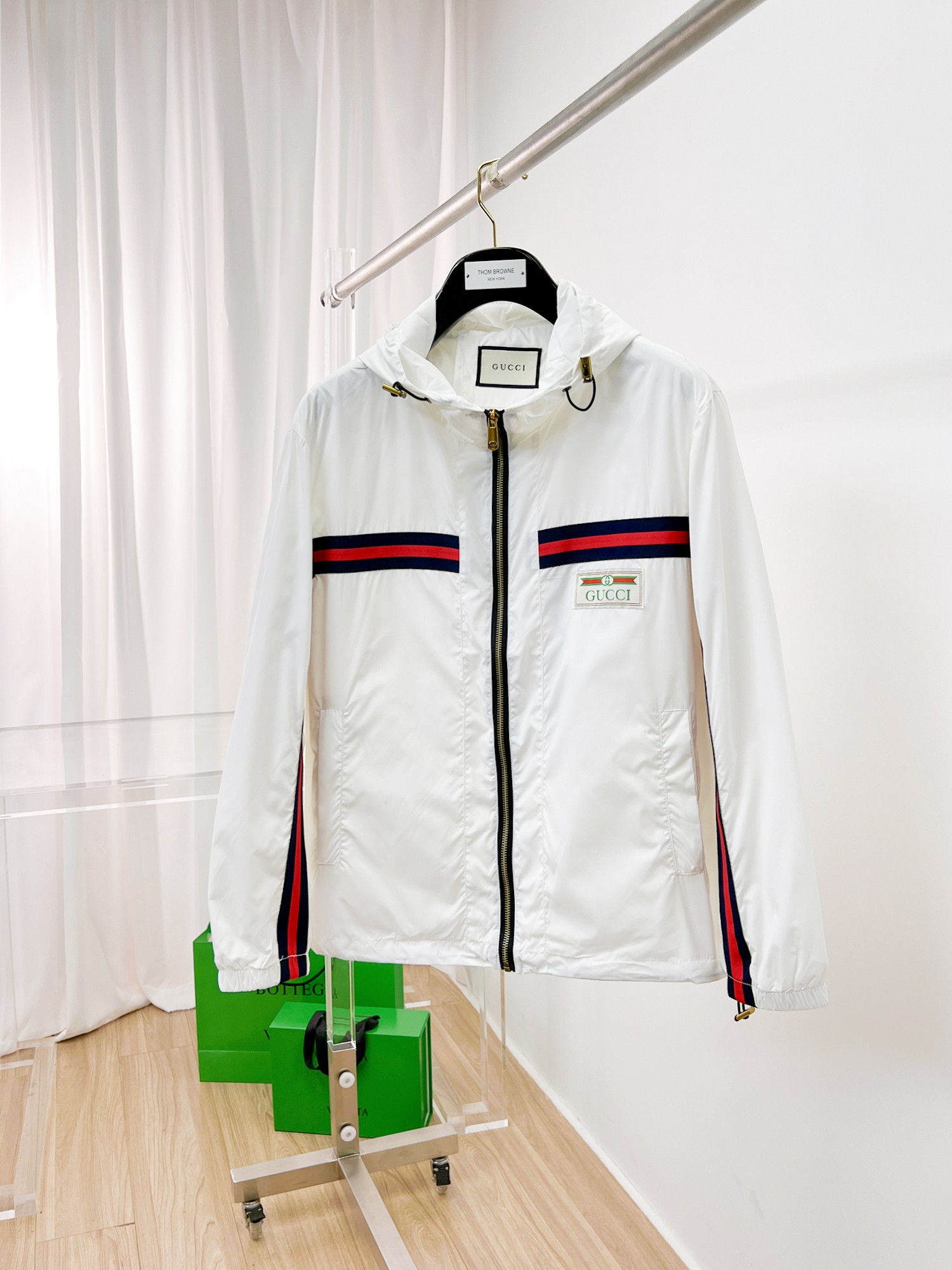 NO:135272,Guqi's same model on the official website, released in advance!  2025ss Spring New Men's Jacket, original single three-standard full high-end version!  With hidden hat, customized fabric for counter, high breathability and comfort, impeccable details, brand element design concept, reflecting high quality. The feel is delicate and soft!  It is casually cut, with a great upper body style!  Number of code M~3XL, maximum wear 195 catties.,, jackets & coats, jackets & coats, hats, alexander wang19860909古奇 官网同款,提前发售！2025ss开春新款男士夹克外套,原单三标齐全高端版本！带隐藏帽,专柜定制面料 透气舒适度高,细节无可挑剔,品牌元素设计理念,体现高品质.手感细腻柔软！呈现休闲裁剪,上身版型超赞！码数M～3XL,最大穿195斤.,,jackets & coats,jackets & coats,hats,alexander wang,Men's clothing