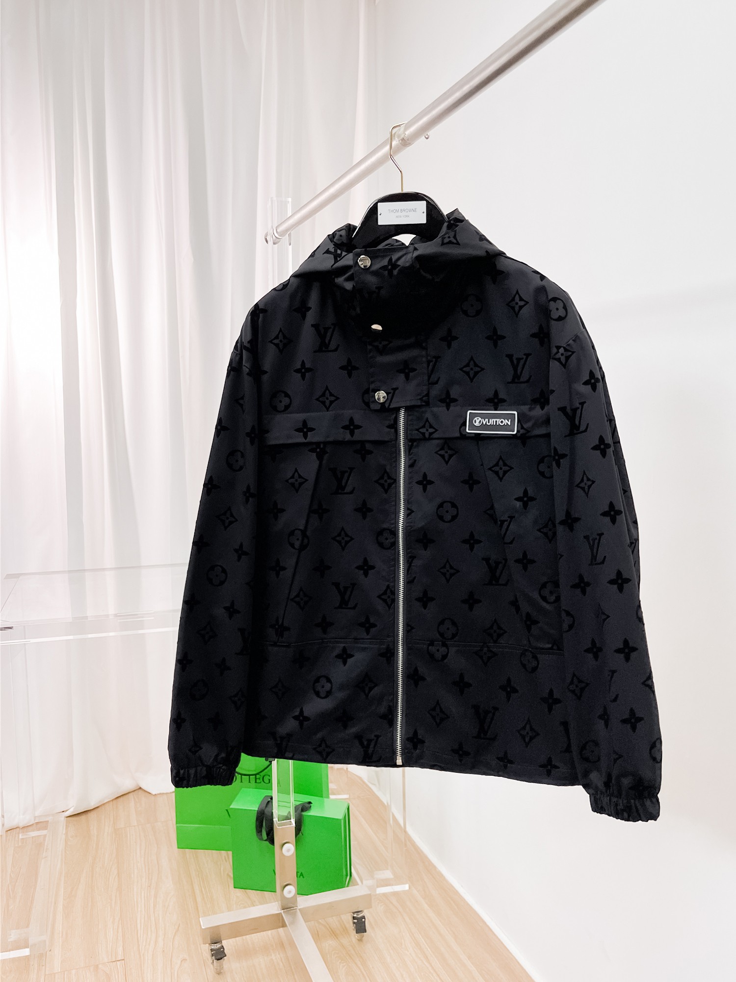 NO:135264,The same model on the official website of LV, released in advance!  2025ss Spring New Men's Jacket, original single three-standard full high-end version!  With hidden hat, customized fabric for counter, high breathability and comfort, impeccable details, brand element design concept, reflecting high quality. The feel is delicate and soft!  It is casually cut, with a great upper body style!  The number of code M~3XL, the maximum wear is 195 catties.,,louis vuitton, jackets & coats, jackets & coats,hats,alexander wang19860909LV 官网同款,提前发售！2025ss开春新款男士夹克外套,原单三标齐全高端版本！带隐藏帽,专柜定制面料 透气舒适度高,细节无可挑剔,品牌元素设计理念,体现高品质.手感细腻柔软！呈现休闲裁剪,上身版型超赞！码数M～3XL,最大穿195斤.,,louis vuitton,jackets & coats,jackets & coats,hats,alexander wang,Men's clothing