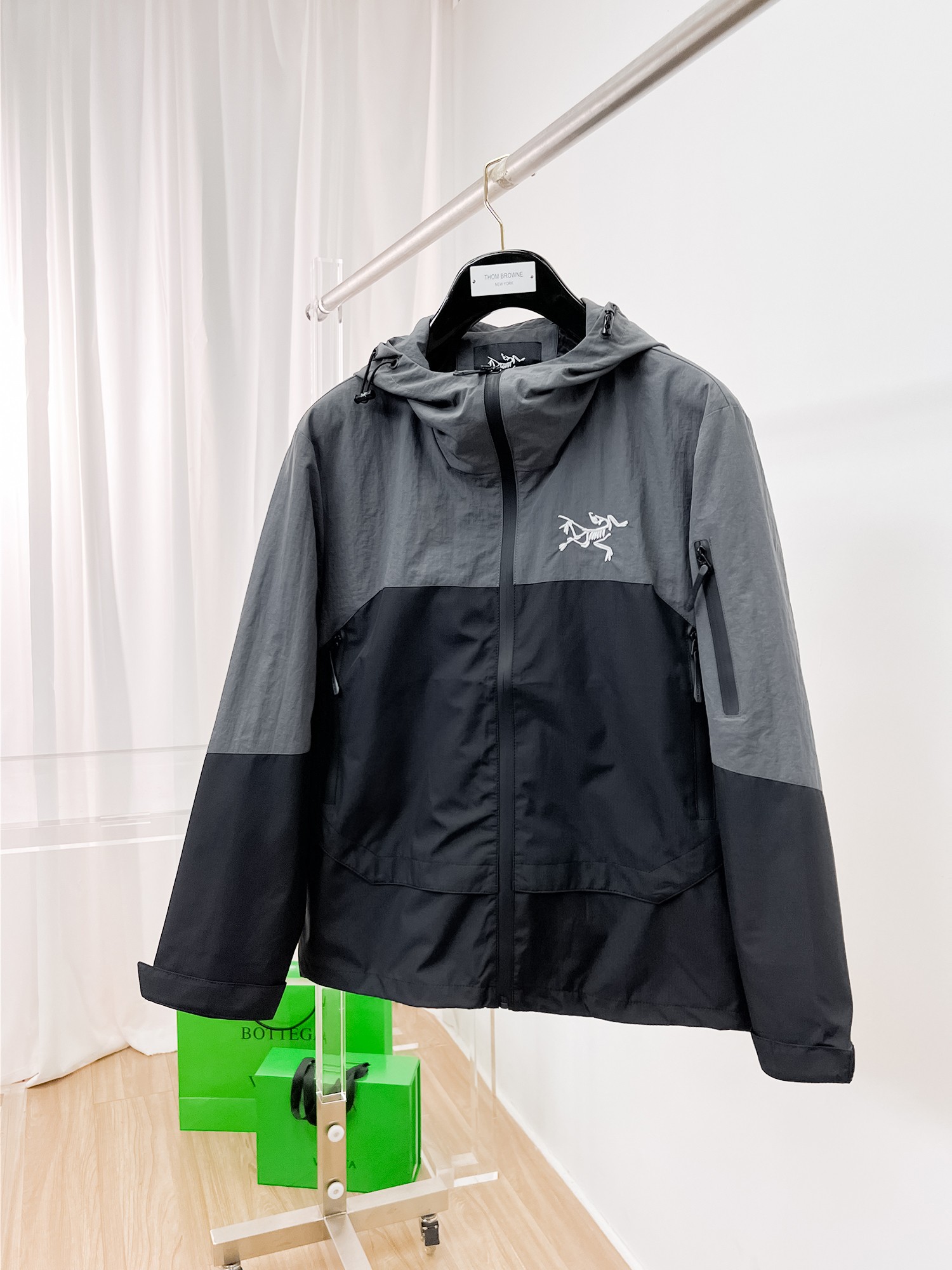 NO:135261,Archaeopteryx is the same as the official website, and is released in advance!  2025ss Spring New Men's Jacket, original single three-standard full high-end version!  With hidden hat, customized fabric for counter, high breathability and comfort, impeccable details, brand element design concept, reflecting high quality. The feel is delicate and soft!  It is casually cut, with a great upper body style!  Number of code M~3XL, maximum wear 195 catties.,arc'teryx,jackets & coats,jackets & coats,hats,alexander wang19860909始祖鸟 官网同款,提前发售！2025ss开春新款男士夹克外套,原单三标齐全高端版本！带隐藏帽,专柜定制面料 透气舒适度高,细节无可挑剔,品牌元素设计理念,体现高品质.手感细腻柔软！呈现休闲裁剪,上身版型超赞！码数M～3XL,最大穿195斤.,arc'teryx,jackets & coats,jackets & coats,hats,alexander wang,Men's clothing