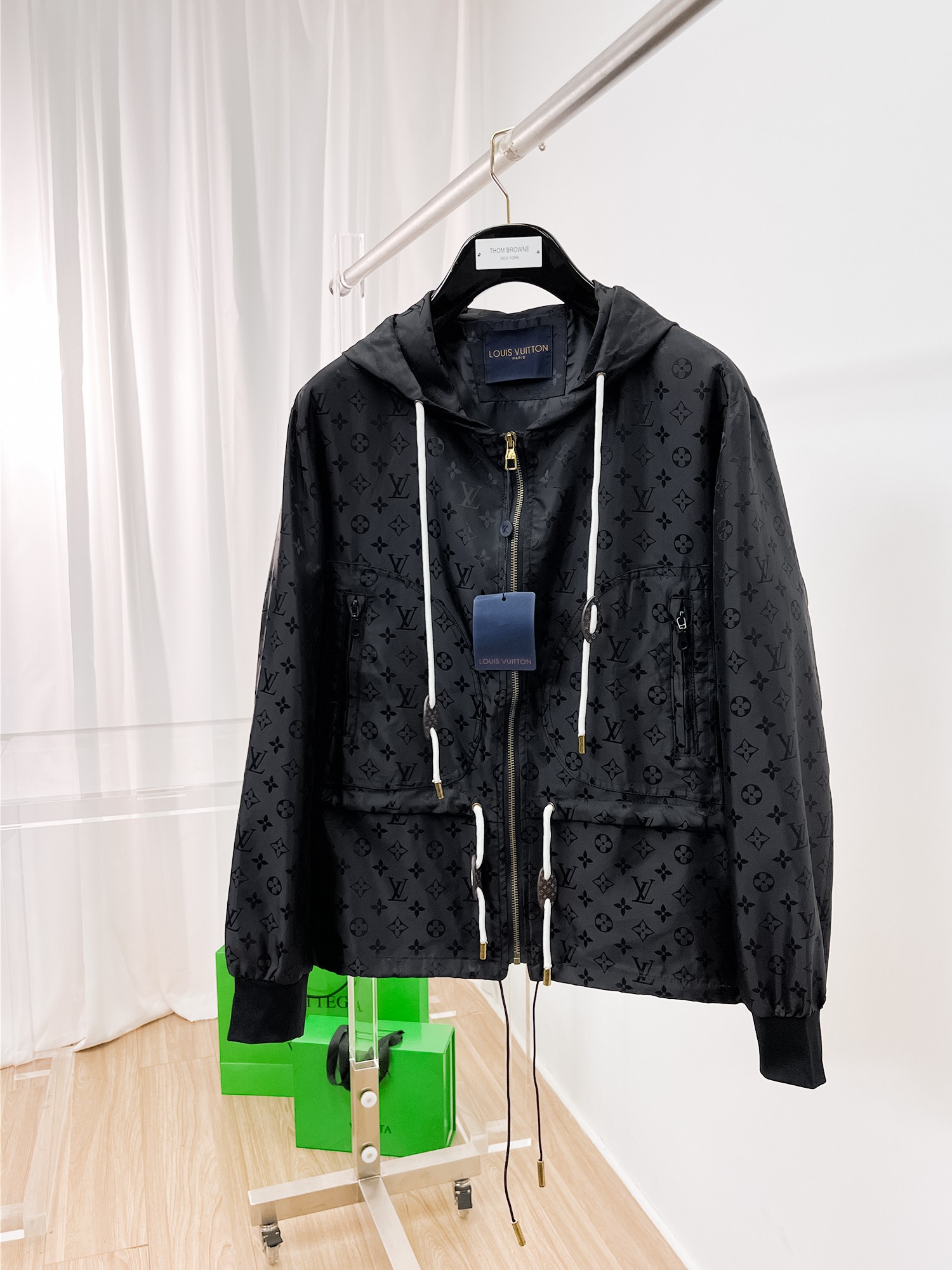 NO:135282,The same model on the official website of LV, released in advance!  2025ss Spring New Men's Jacket, original single three-standard full high-end version!  With hidden hat, customized fabric for counter, high breathability and comfort, impeccable details, brand element design concept, reflecting high quality. The feel is delicate and soft!  It is casually cut, with a great upper body style!  The number of code M~3XL, the maximum wear is 195 catties.,,louis vuitton, jackets & coats, jackets & coats,hats,alexander wang19860909LV 官网同款,提前发售！2025ss开春新款男士夹克外套,原单三标齐全高端版本！带隐藏帽,专柜定制面料 透气舒适度高,细节无可挑剔,品牌元素设计理念,体现高品质.手感细腻柔软！呈现休闲裁剪,上身版型超赞！码数M～3XL,最大穿195斤.,,louis vuitton,jackets & coats,jackets & coats,hats,alexander wang,Men's clothing