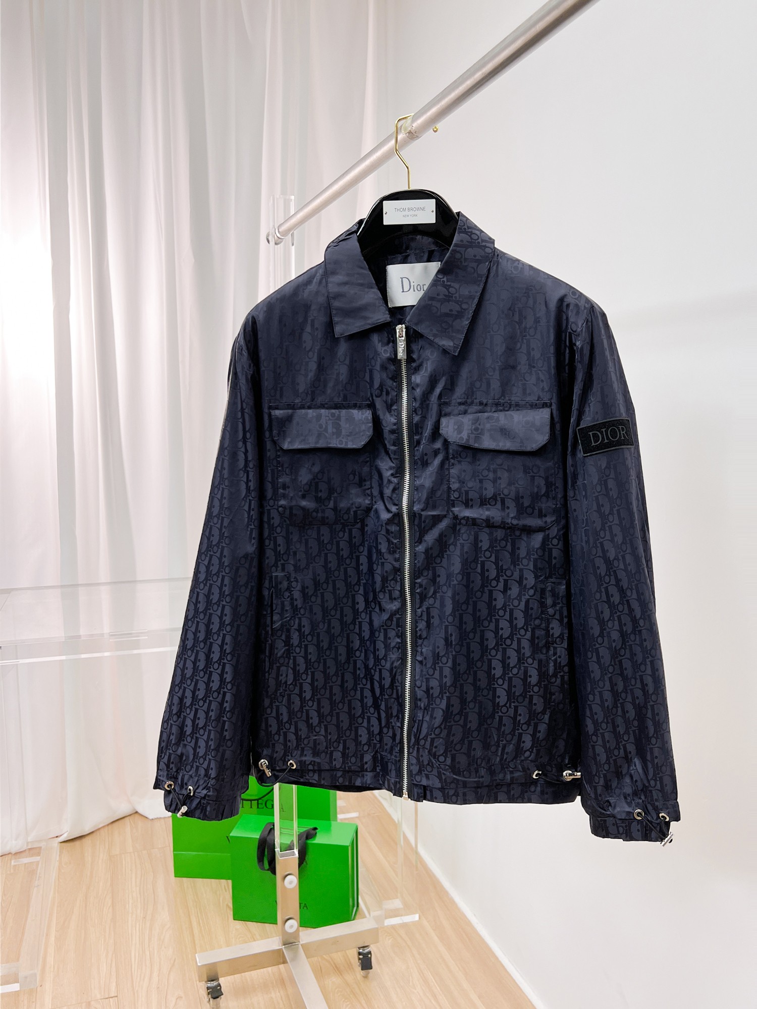 NO:135259,Dior's official website is the same model, released in advance!  2025ss Spring New Men's Jacket, original single three-standard full high-end version!  With hidden hat, customized fabric for counter, high breathability and comfort, impeccable details, brand element design concept, reflecting high quality. The feel is delicate and soft!  It is casually cut, with a great upper body style!  The size M~3XL, the maximum wear is 195 catties.,dior, jackets & coats, jackets & coats,hats,alexander wang19860909迪奥 官网同款,提前发售！2025ss开春新款男士夹克外套,原单三标齐全高端版本！带隐藏帽,专柜定制面料 透气舒适度高,细节无可挑剔,品牌元素设计理念,体现高品质.手感细腻柔软！呈现休闲裁剪,上身版型超赞！码数M～3XL,最大穿195斤.,,dior,jackets & coats,jackets & coats,hats,alexander wang,Men's clothing