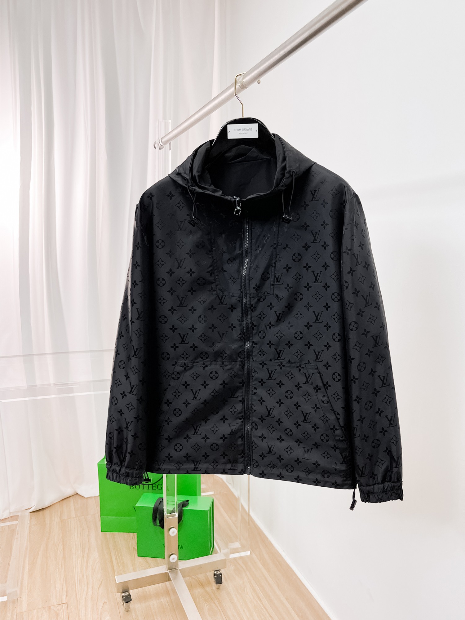 NO:135285,The same model on the official website of LV, released in advance!  2025ss Spring New Men's Double-sided Jacket Jacket, the original single three-standard full high-end version!  With hidden hat, customized fabric for counter, high breathability and comfort, impeccable details, brand element design concept, reflecting high quality. The feel is delicate and soft!  It is casually cut, with a great upper body style!  The number of code M~3XL, the maximum wear is 195 catties.,,louis vuitton, jackets & coats, jackets & coats,hats,alexander wang19860909LV 官网同款,提前发售！2025ss开春新款男士双面穿夹克外套,原单三标齐全高端版本！带隐藏帽,专柜定制面料 透气舒适度高,细节无可挑剔,品牌元素设计理念,体现高品质.手感细腻柔软！呈现休闲裁剪,上身版型超赞！码数M～3XL,最大穿195斤.,,louis vuitton,jackets & coats,jackets & coats,hats,alexander wang,Men's clothing