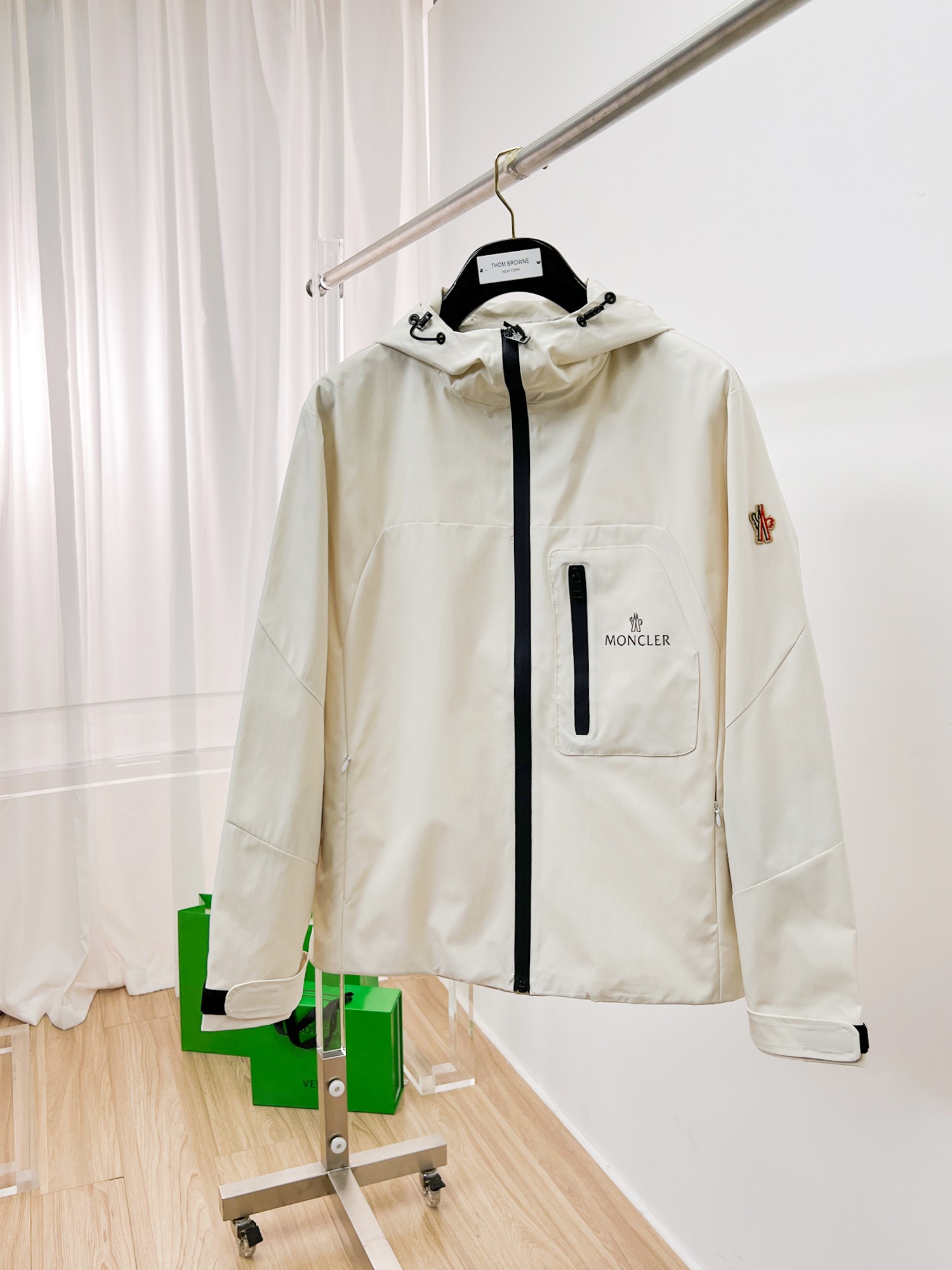 NO:135221,The same style on the official website, released in advance!  2025ss Spring New Men's Jacket, original single three-standard full high-end version!  With hidden hat, customized fabric for counter, high breathability and comfort, impeccable details, brand element design concept, reflecting high quality. The feel is delicate and soft!  It is casually cut, with a great upper body style!  The size M~3XL, the maximum wear is 195 catties., Moncler, jackets & coats, jackets & coats, hats, alexander wang19860909蒙口 官网同款,提前发售！2025ss开春新款男士夹克外套,原单三标齐全高端版本！带隐藏帽,专柜定制面料 透气舒适度高,细节无可挑剔,品牌元素设计理念,体现高品质.手感细腻柔软！呈现休闲裁剪,上身版型超赞！码数M～3XL,最大穿195斤.,,Moncler,jackets & coats,jackets & coats,hats,alexander wang,Men's clothing