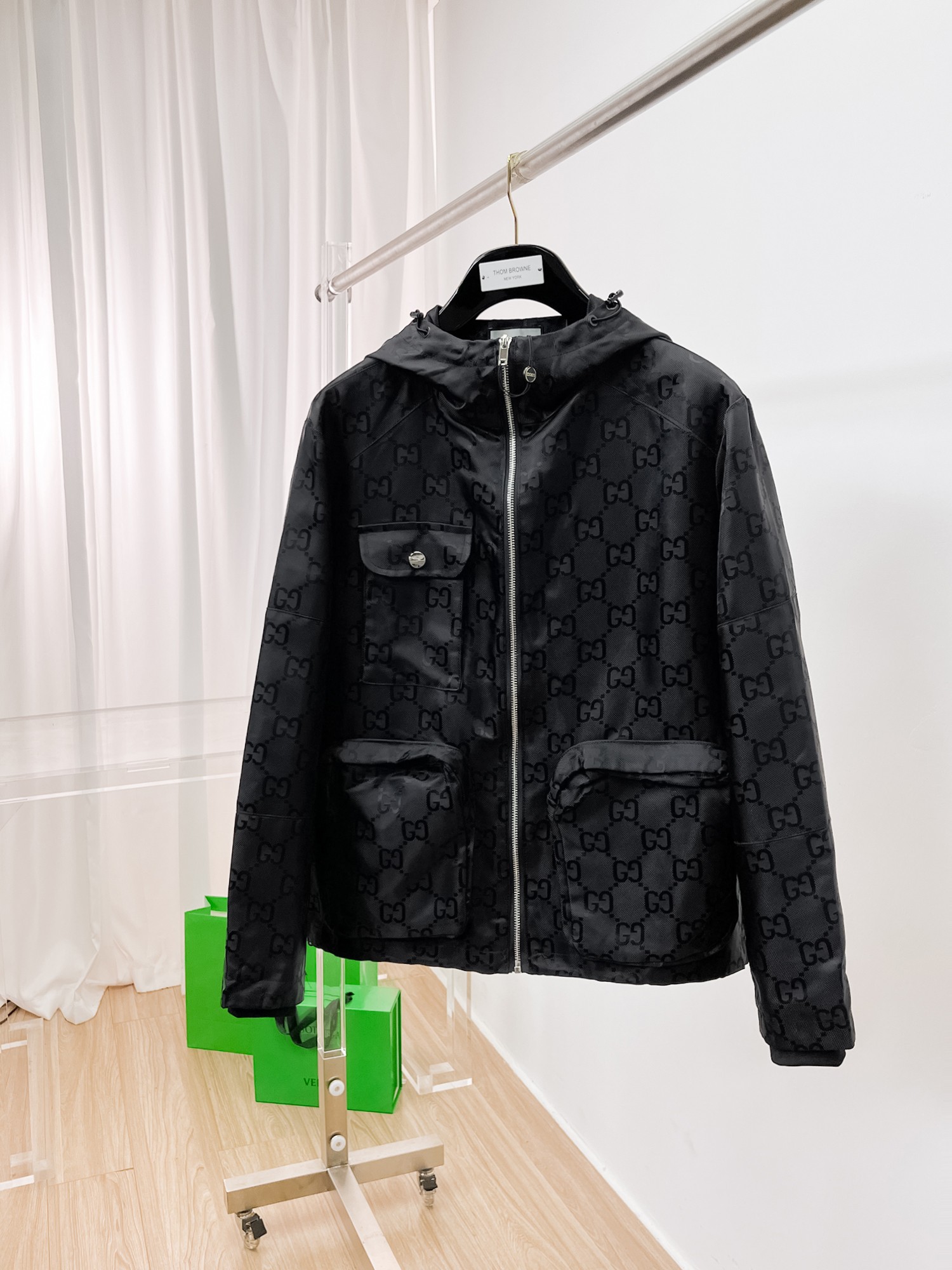 NO:135278,Guqi's same model on the official website, released in advance!  2025ss Spring New Men's Jacket, original single three-standard full high-end version!  With hidden hat, customized fabric for counter, high breathability and comfort, impeccable details, brand element design concept, reflecting high quality. The feel is delicate and soft!  It is casually cut, with a great upper body style!  Number of code M~3XL, maximum wear 195 catties.,, jackets & coats, jackets & coats, hats, alexander wang19860909古奇 官网同款,提前发售！2025ss开春新款男士夹克外套,原单三标齐全高端版本！带隐藏帽,专柜定制面料 透气舒适度高,细节无可挑剔,品牌元素设计理念,体现高品质.手感细腻柔软！呈现休闲裁剪,上身版型超赞！码数M～3XL,最大穿195斤.,,jackets & coats,jackets & coats,hats,alexander wang,Men's clothing