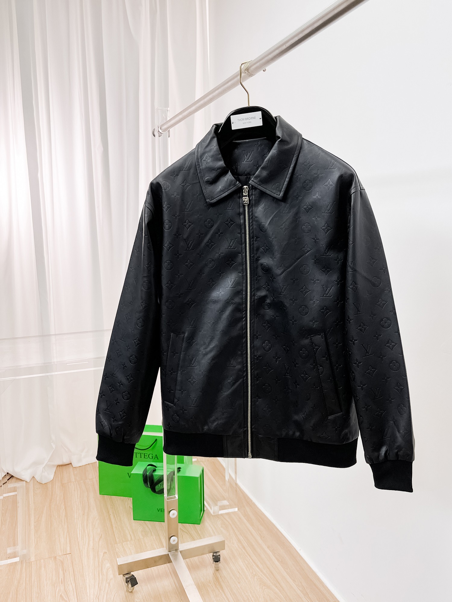 NO:135227,The same model on the official website of LV, released in advance!  2025ss New men's leather jacket jacket for spring, original single three-standard high-end version!  With hidden hat, customized fabric for counter, high breathability and comfort, impeccable details, brand element design concept, reflecting high quality. The feel is delicate and soft!  It is casually cut, with a great upper body style!  Number of code M~3XL, maximum wear 195 catties., louis vuitton, jackets & coats, jackets & coats, leather jacket, hats, alexander wang19860909LV 官网同款,提前发售！2025ss开春新款男士皮衣夹克外套,原单三标齐全高端版本！带隐藏帽,专柜定制面料 透气舒适度高,细节无可挑剔,品牌元素设计理念,体现高品质.手感细腻柔软！呈现休闲裁剪,上身版型超赞！码数M～3XL,最大穿195斤.,,louis vuitton,jackets & coats,jackets & coats,leather jacket,hats,alexander wang,Men's clothing