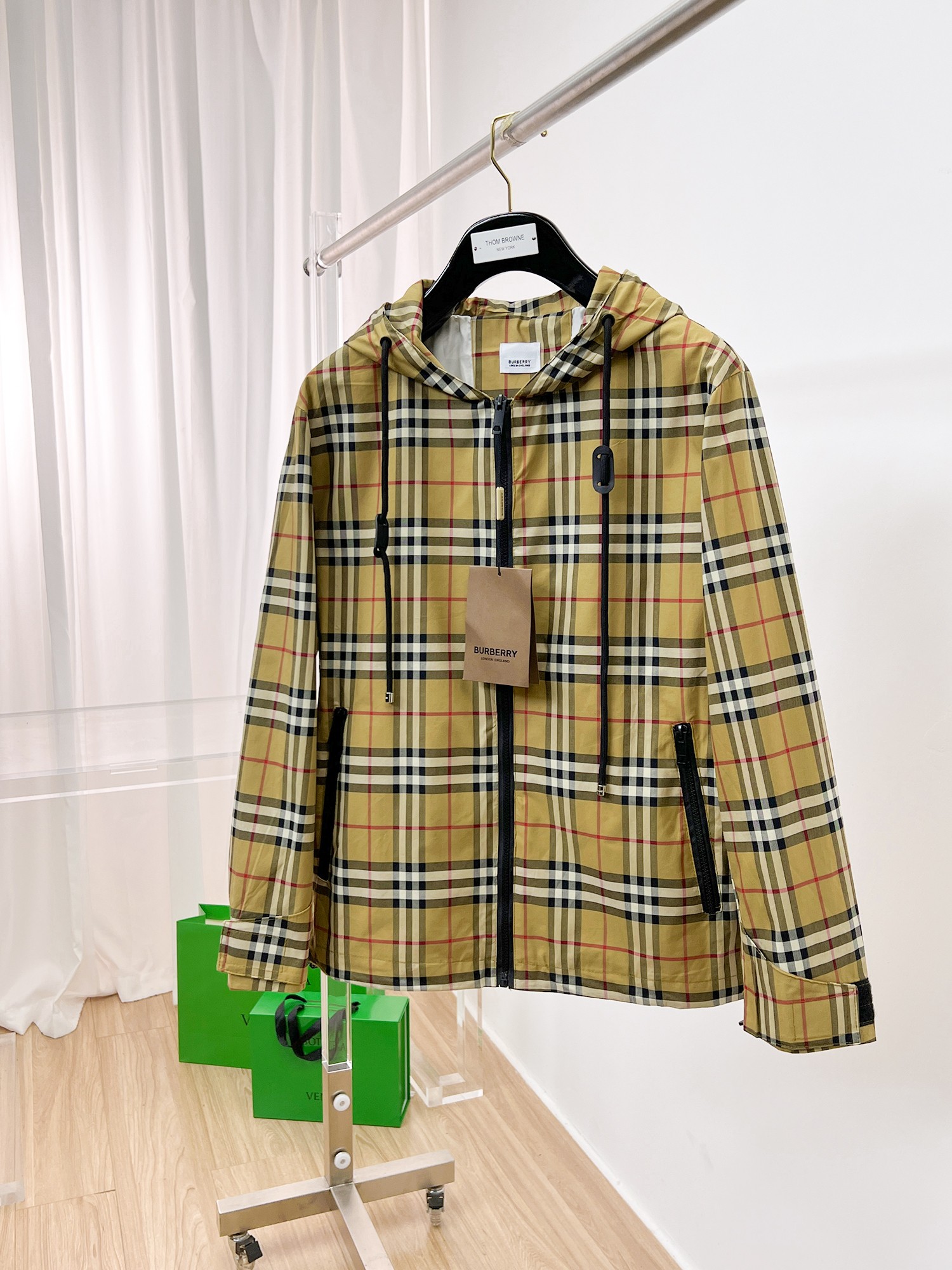 NO:135281,Burberry's official website is the same model, released in advance!  2025ss Spring New Men's Jacket, original single three-standard full high-end version!  With hidden hat, customized fabric for counter, high breathability and comfort, impeccable details, brand element design concept, reflecting high quality. The feel is delicate and soft!  It is casually cut, with a great upper body style!  The size M~3XL, the maximum wear is 195 catties., burberry, jackets & coats, jackets & coats, hats, alexander wang19860909巴宝莉 官网同款,提前发售！2025ss开春新款男士夹克外套,原单三标齐全高端版本！带隐藏帽,专柜定制面料 透气舒适度高,细节无可挑剔,品牌元素设计理念,体现高品质.手感细腻柔软！呈现休闲裁剪,上身版型超赞！码数M～3XL,最大穿195斤.,,burberry,jackets & coats,jackets & coats,hats,alexander wang,Men's clothing