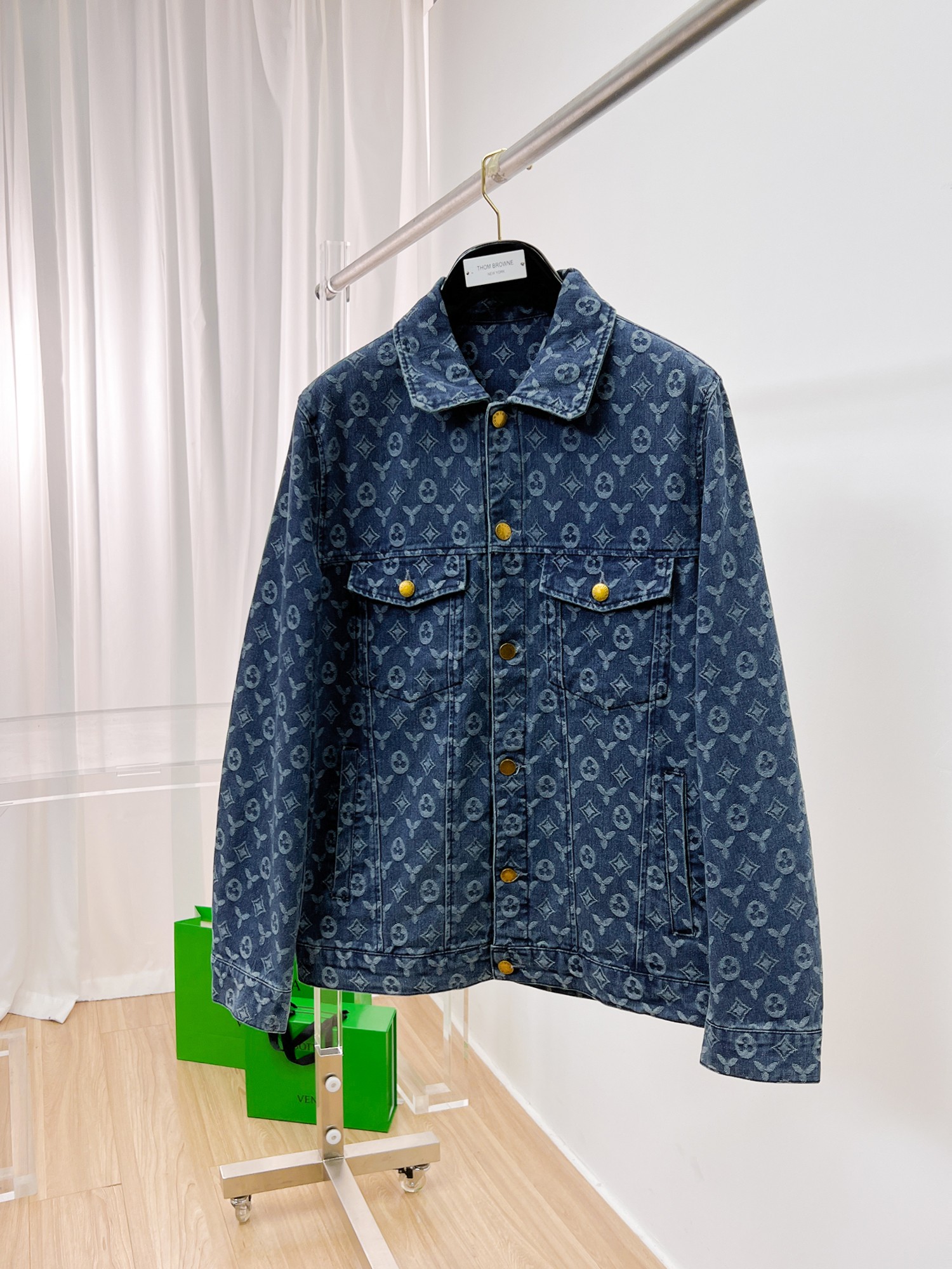 NO:135230,The same model on the official website of LV, released in advance!  2025ss Spring New Men's Cow Jacket, original single three-standard high-end version!  With hidden hat, customized fabric for counter, high breathability and comfort, impeccable details, brand element design concept, reflecting high quality. The feel is delicate and soft!  It is casually cut, with a great upper body style!  The number of code M~3XL, the maximum wear is 195 catties.,,louis vuitton, jackets & coats, jackets & coats,hats,alexander wang19860909LV 官网同款,提前发售！2025ss开春新款男士牛子夹克外套,原单三标齐全高端版本！带隐藏帽,专柜定制面料 透气舒适度高,细节无可挑剔,品牌元素设计理念,体现高品质.手感细腻柔软！呈现休闲裁剪,上身版型超赞！码数M～3XL,最大穿195斤.,,louis vuitton,jackets & coats,jackets & coats,hats,alexander wang,Men's clothing