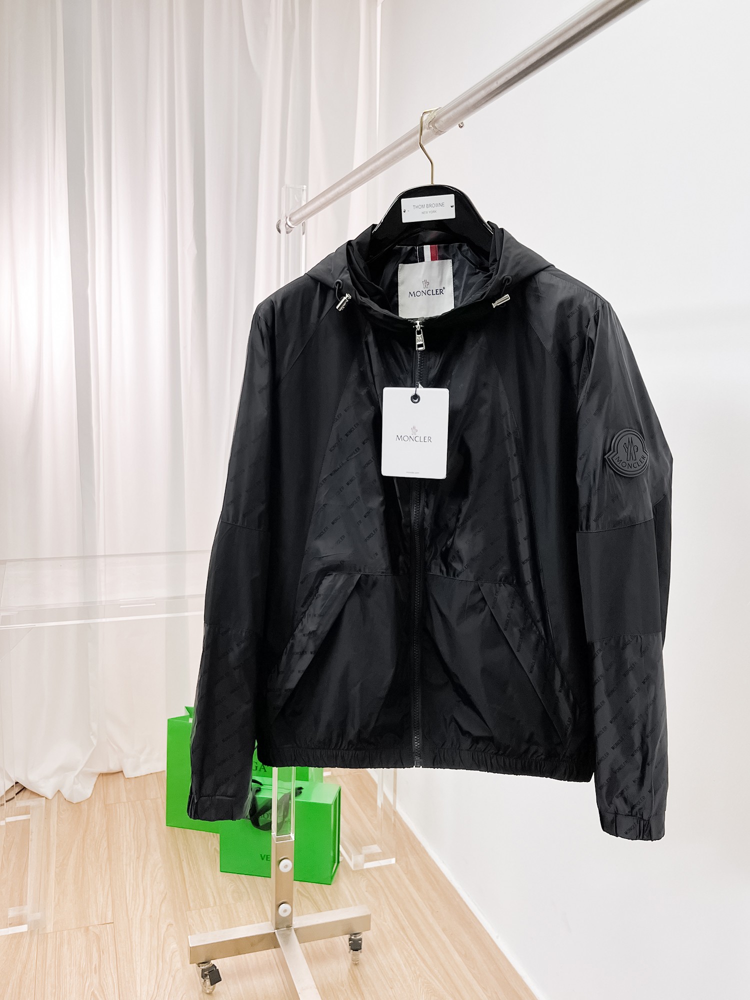 NO:135284,The same style on the official website, released in advance!  2025ss Spring New Men's Jacket, original single three-standard full high-end version!  With hidden hat, customized fabric for counter, high breathability and comfort, impeccable details, brand element design concept, reflecting high quality. The feel is delicate and soft!  It is casually cut, with a great upper body style!  The size M~3XL, the maximum wear is 195 catties., Moncler, jackets & coats, jackets & coats, hats, alexander wang19860909蒙口 官网同款,提前发售！2025ss开春新款男士夹克外套,原单三标齐全高端版本！带隐藏帽,专柜定制面料 透气舒适度高,细节无可挑剔,品牌元素设计理念,体现高品质.手感细腻柔软！呈现休闲裁剪,上身版型超赞！码数M～3XL,最大穿195斤.,,Moncler,jackets & coats,jackets & coats,hats,alexander wang,Men's clothing