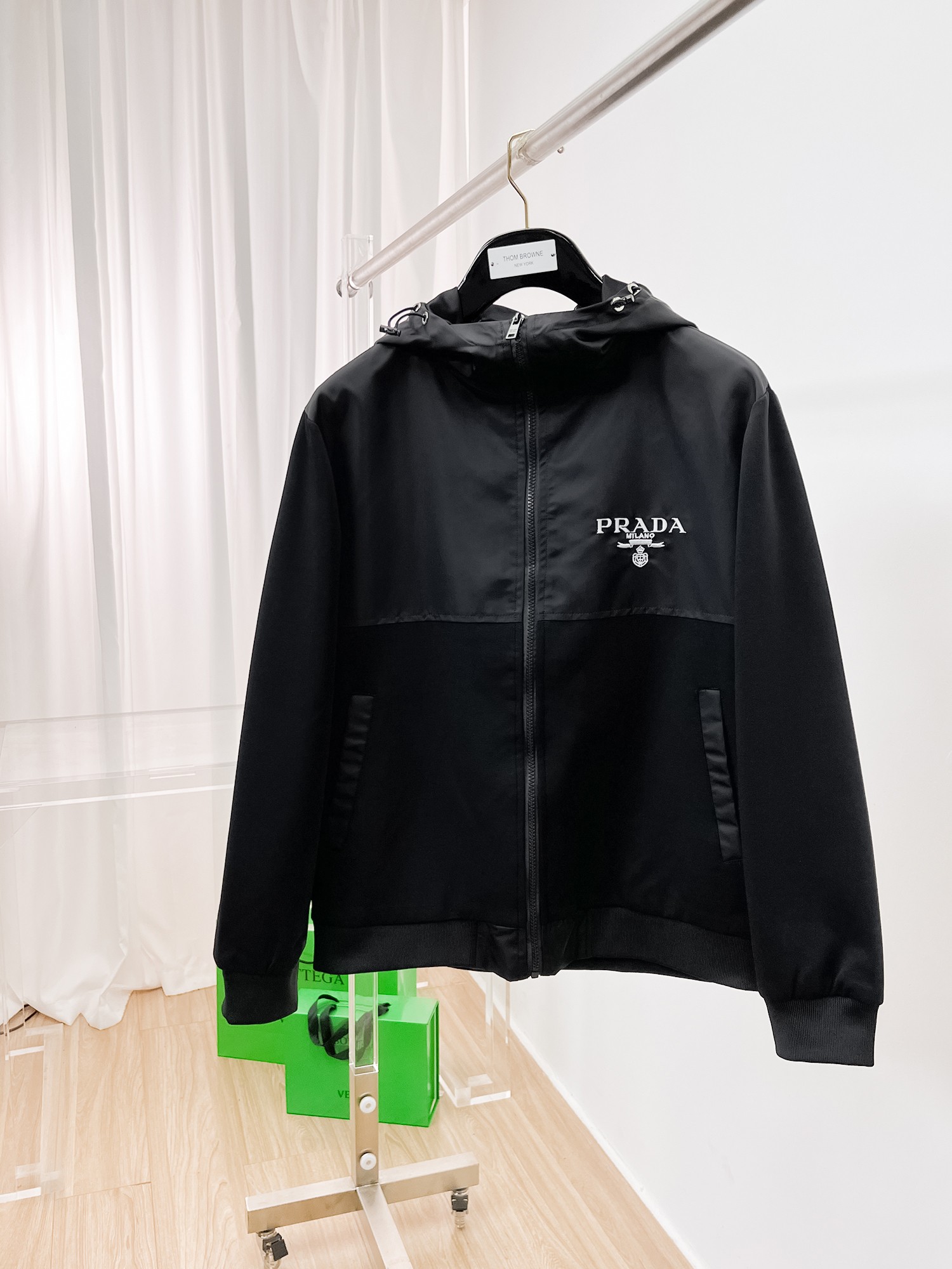 NO:135279,Prada's same model on the official website, released in advance!  2025ss Spring New Men's Jacket, original single three-standard full high-end version!  With hidden hat, customized fabric for counter, high breathability and comfort, impeccable details, brand element design concept, reflecting high quality. The feel is delicate and soft!  It is casually cut, with a great upper body style!  The number of code M~3XL, the maximum wear is 195 catties.,,prada, jackets & coats, jackets & coats,hats,alexander wang19860909普拉达 官网同款,提前发售！2025ss开春新款男士夹克外套,原单三标齐全高端版本！带隐藏帽,专柜定制面料 透气舒适度高,细节无可挑剔,品牌元素设计理念,体现高品质.手感细腻柔软！呈现休闲裁剪,上身版型超赞！码数M～3XL,最大穿195斤.,,prada,jackets & coats,jackets & coats,hats,alexander wang,Men's clothing