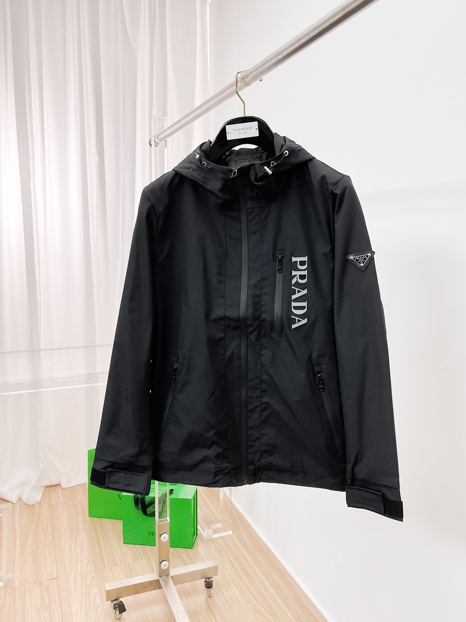 NO:135233,Prada's same model on the official website, released in advance!  2025ss Spring New Men's Jacket, original single three-standard full high-end version!  With hidden hat, customized fabric for counter, high breathability and comfort, impeccable details, brand element design concept, reflecting high quality. The feel is delicate and soft!  It is casually cut, with a great upper body style!  The number of code M~3XL, the maximum wear is 195 catties.,,prada, jackets & coats, jackets & coats,hats,alexander wang19860909普拉达 官网同款,提前发售！2025ss开春新款男士夹克外套,原单三标齐全高端版本！带隐藏帽,专柜定制面料 透气舒适度高,细节无可挑剔,品牌元素设计理念,体现高品质.手感细腻柔软！呈现休闲裁剪,上身版型超赞！码数M～3XL,最大穿195斤.,,prada,jackets & coats,jackets & coats,hats,alexander wang,Men's clothing