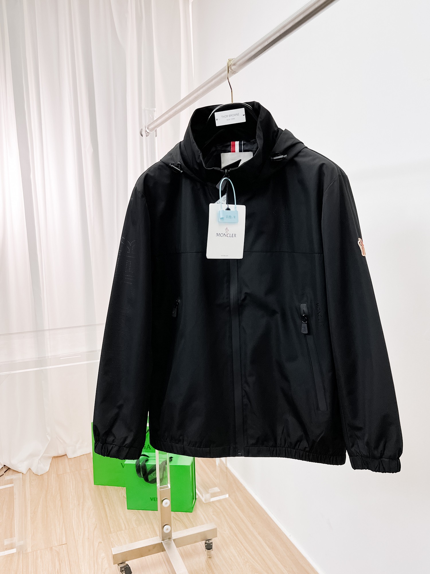 NO:135276,The same style on the official website, released in advance!  2025ss Spring New Men's Jacket, original single three-standard full high-end version!  With hidden hat, customized fabric for counter, high breathability and comfort, impeccable details, brand element design concept, reflecting high quality. The feel is delicate and soft!  It is casually cut, with a great upper body style!  The size M~3XL, the maximum wear is 195 catties., Moncler, jackets & coats, jackets & coats, hats, alexander wang19860909蒙口 官网同款,提前发售！2025ss开春新款男士夹克外套,原单三标齐全高端版本！带隐藏帽,专柜定制面料 透气舒适度高,细节无可挑剔,品牌元素设计理念,体现高品质.手感细腻柔软！呈现休闲裁剪,上身版型超赞！码数M～3XL,最大穿195斤.,,Moncler,jackets & coats,jackets & coats,hats,alexander wang,Men's clothing