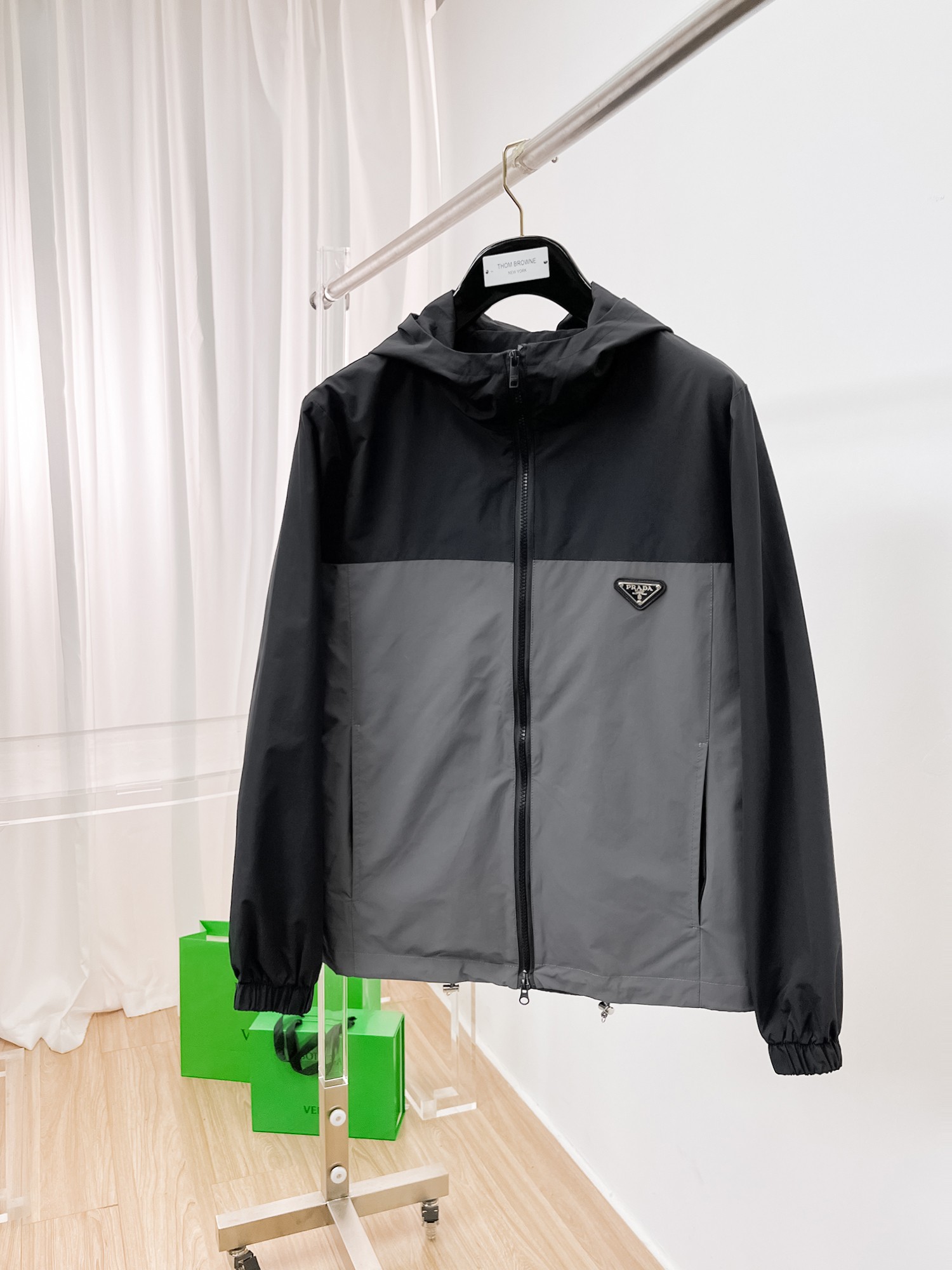 NO:135262,Prada's same model on the official website, released in advance!  2025ss Spring New Men's Jacket, original single three-standard full high-end version!  With hidden hat, customized fabric for counter, high breathability and comfort, impeccable details, brand element design concept, reflecting high quality. The feel is delicate and soft!  It is casually cut, with a great upper body style!  The number of code M~3XL, the maximum wear is 195 catties.,,prada, jackets & coats, jackets & coats,hats,alexander wang19860909普拉达 官网同款,提前发售！2025ss开春新款男士夹克外套,原单三标齐全高端版本！带隐藏帽,专柜定制面料 透气舒适度高,细节无可挑剔,品牌元素设计理念,体现高品质.手感细腻柔软！呈现休闲裁剪,上身版型超赞！码数M～3XL,最大穿195斤.,,prada,jackets & coats,jackets & coats,hats,alexander wang,Men's clothing