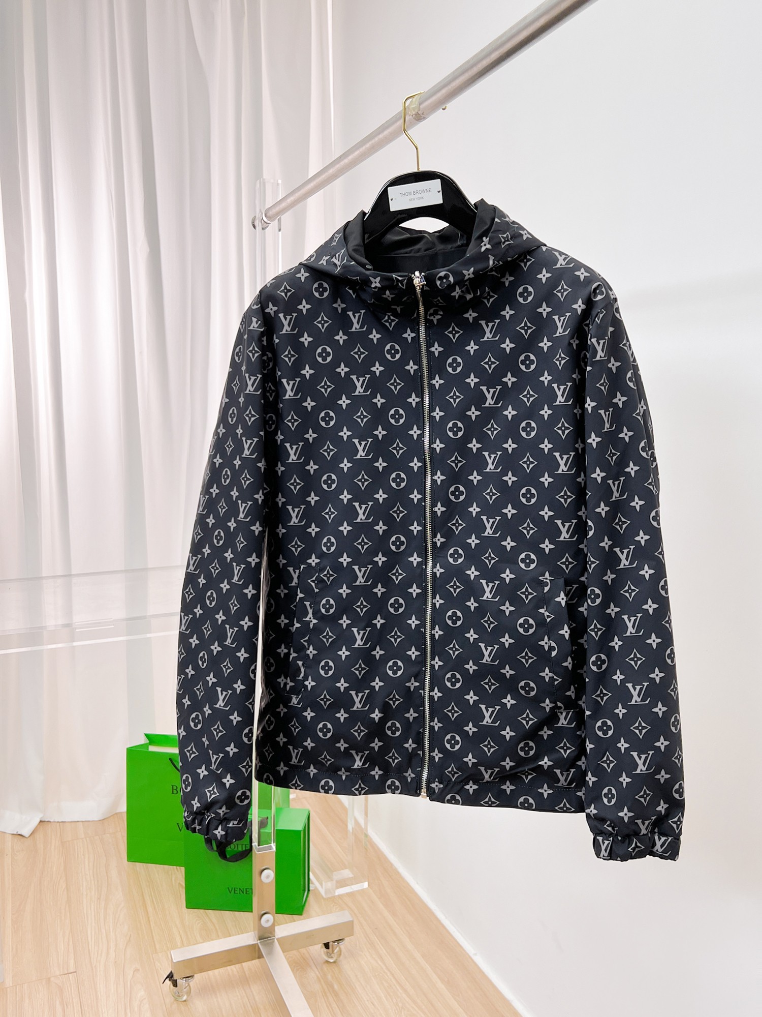 NO:135239,The same model on the official website of LV, released in advance!  2025ss Spring New Men's Double-sided Jacket Jacket, the original single three-standard full high-end version!  With hidden hat, customized fabric for counter, high breathability and comfort, impeccable details, brand element design concept, reflecting high quality. The feel is delicate and soft!  It is casually cut, with a great upper body style!  The number of code M~3XL, the maximum wear is 195 catties.,,louis vuitton, jackets & coats, jackets & coats,hats,alexander wang19860909LV 官网同款,提前发售！2025ss开春新款男士双面穿夹克外套,原单三标齐全高端版本！带隐藏帽,专柜定制面料 透气舒适度高,细节无可挑剔,品牌元素设计理念,体现高品质.手感细腻柔软！呈现休闲裁剪,上身版型超赞！码数M～3XL,最大穿195斤.,,louis vuitton,jackets & coats,jackets & coats,hats,alexander wang,Men's clothing