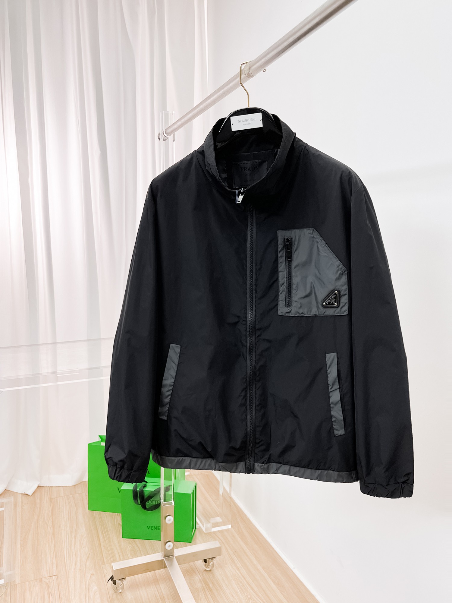 NO:135273,Prada's same model on the official website, released in advance!  2025ss Spring New Men's Jacket, original single three-standard full high-end version!  With hidden hat, customized fabric for counter, high breathability and comfort, impeccable details, brand element design concept, reflecting high quality. The feel is delicate and soft!  It is casually cut, with a great upper body style!  The number of code M~3XL, the maximum wear is 195 catties.,,prada, jackets & coats, jackets & coats,hats,alexander wang19860909普拉达 官网同款,提前发售！2025ss开春新款男士夹克外套,原单三标齐全高端版本！带隐藏帽,专柜定制面料 透气舒适度高,细节无可挑剔,品牌元素设计理念,体现高品质.手感细腻柔软！呈现休闲裁剪,上身版型超赞！码数M～3XL,最大穿195斤.,,prada,jackets & coats,jackets & coats,hats,alexander wang,Men's clothing