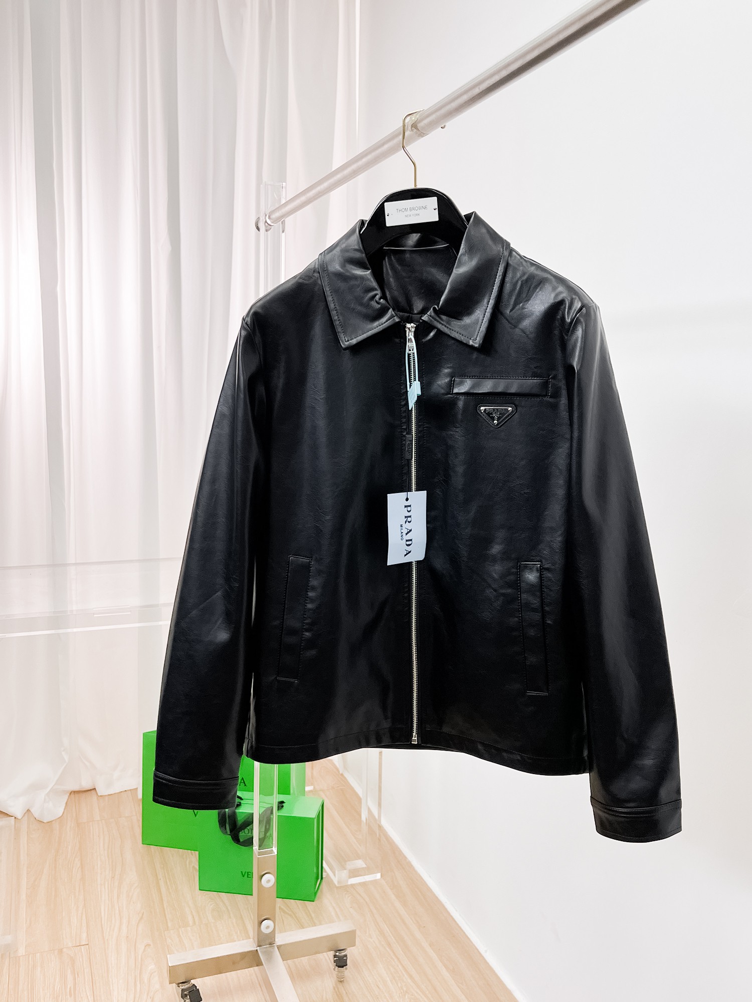 NO:135241,Prada's same model on the official website, released in advance!  2025ss New men's leather jacket jacket for spring, original single three-standard high-end version!  With hidden hat, customized fabric for counter, high breathability and comfort, impeccable details, brand element design concept, reflecting high quality. The feel is delicate and soft!  It is casually cut, with a great upper body style!  The number of code M~3XL, the maximum wear is 195 catties.,,prada, jackets & coats,jackets & coats,leather jacket,hats,alexander wang19860909普拉达 官网同款,提前发售！2025ss开春新款男士皮衣夹克外套,原单三标齐全高端版本！带隐藏帽,专柜定制面料 透气舒适度高,细节无可挑剔,品牌元素设计理念,体现高品质.手感细腻柔软！呈现休闲裁剪,上身版型超赞！码数M～3XL,最大穿195斤.,,prada,jackets & coats,jackets & coats,leather jacket,hats,alexander wang,Men's clothing